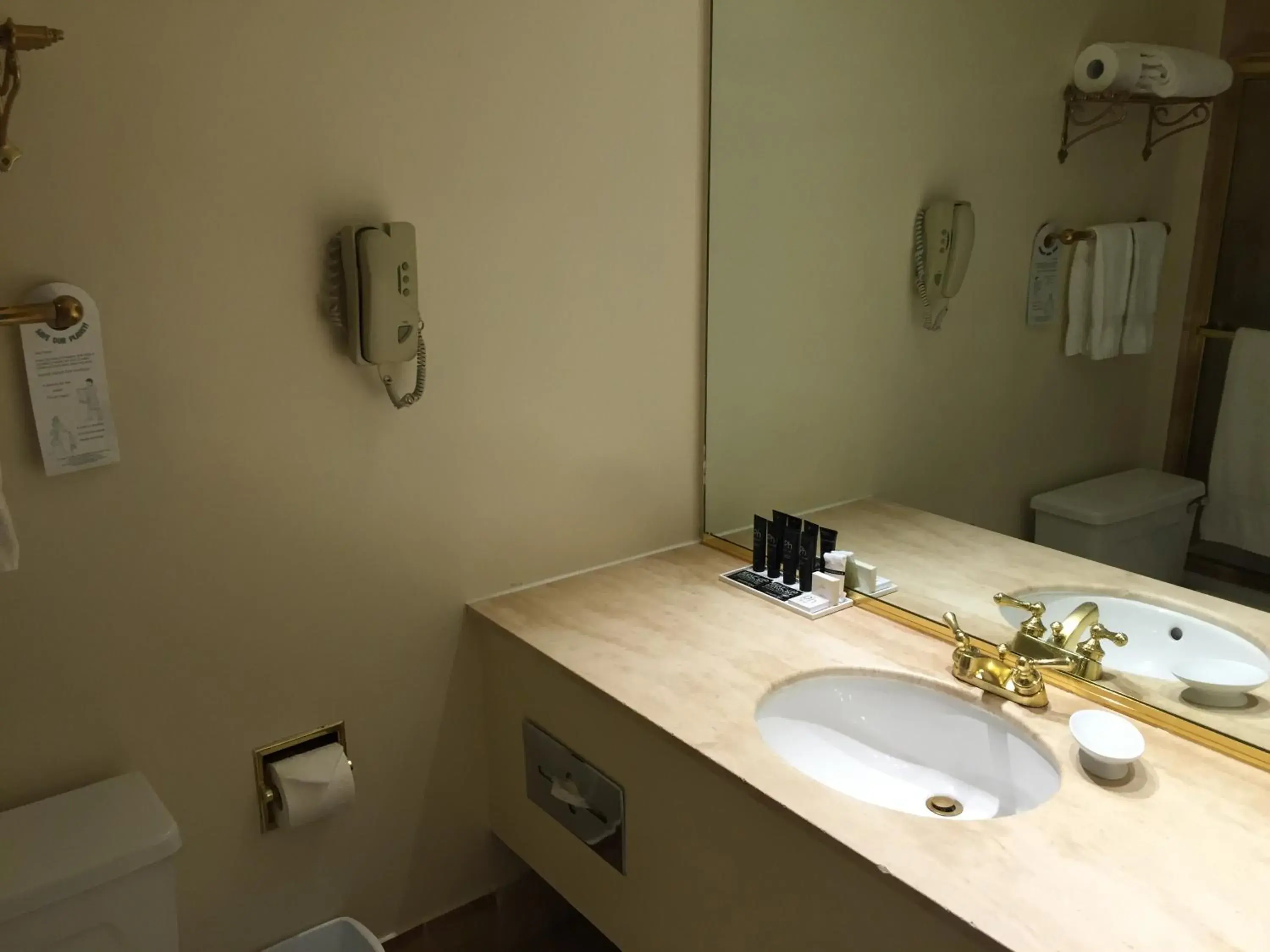 Bathroom in Kensington Park Hotel Bathroom in Kensington Park Hotel