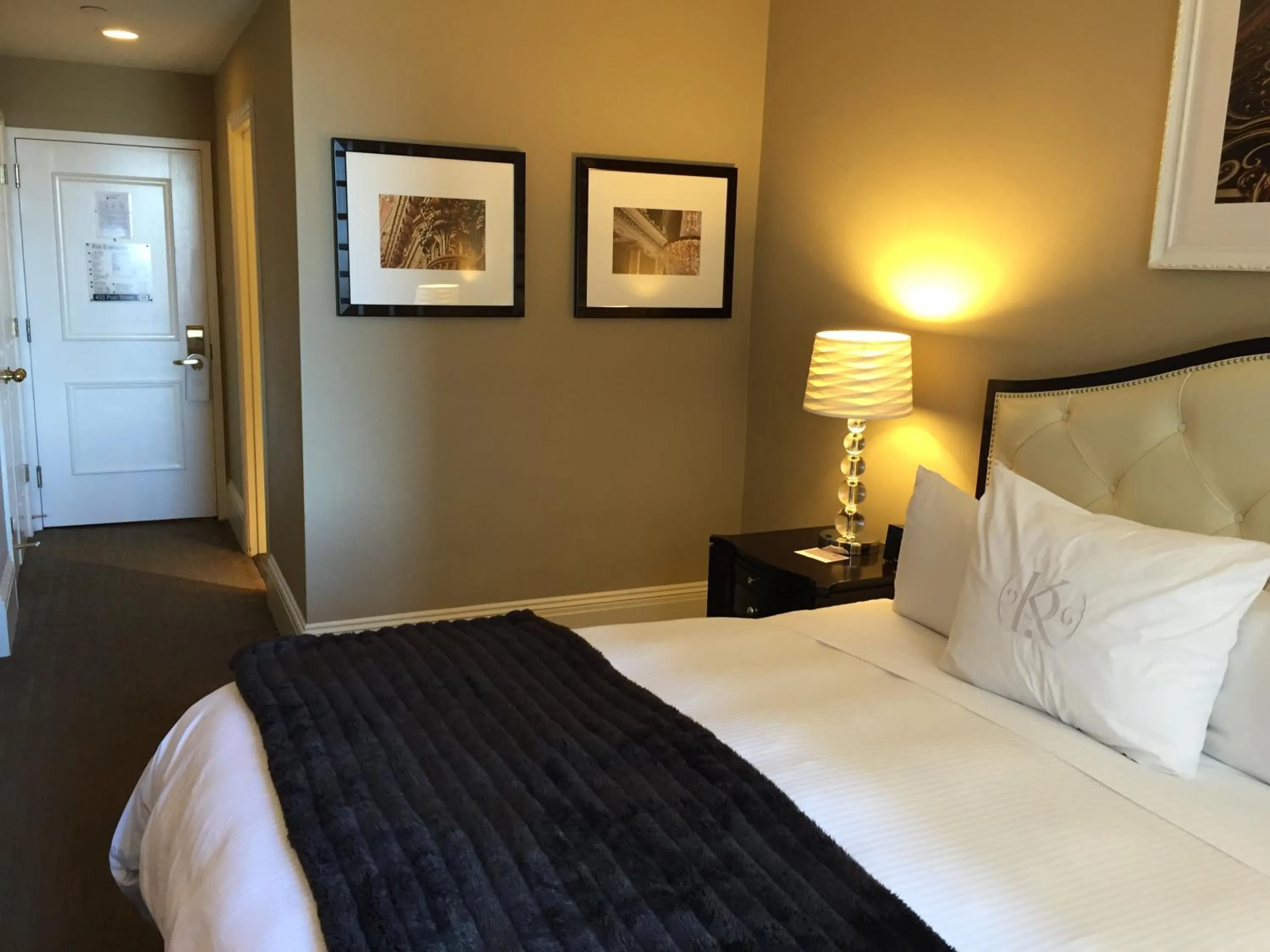 Bed in Kensington Park Hotel