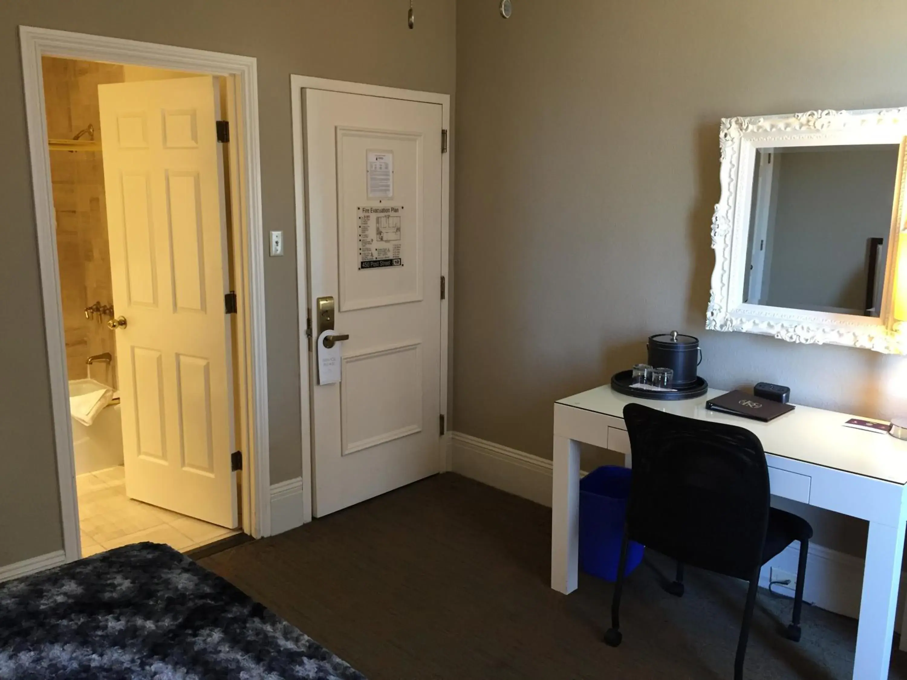 Photo of the whole room, Bed in Kensington Park Hotel Photo of the whole room, Bed in Kensington Park Hotel