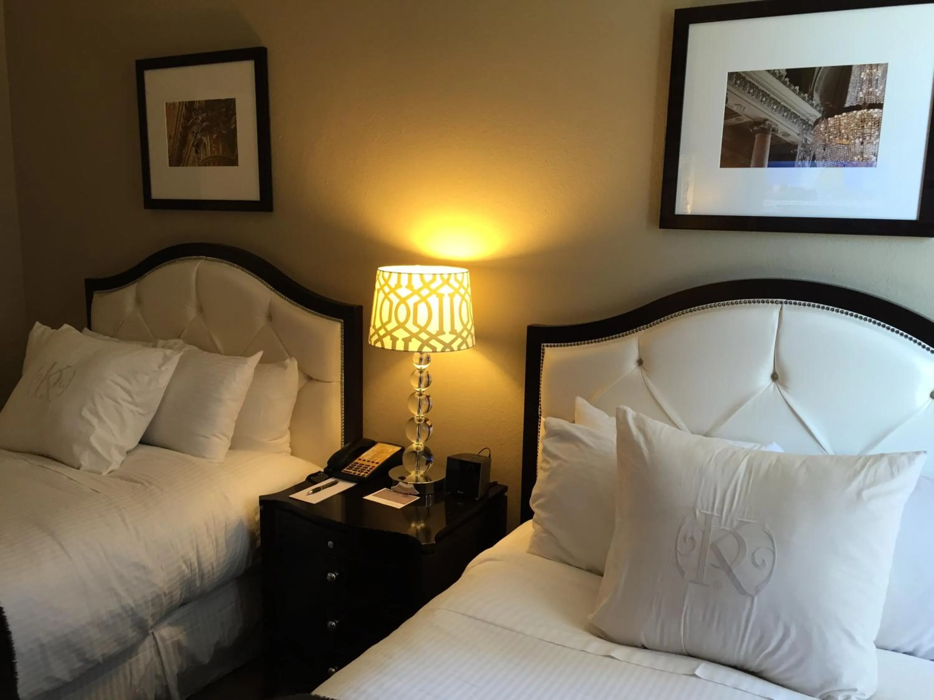 Bed in Kensington Park Hotel