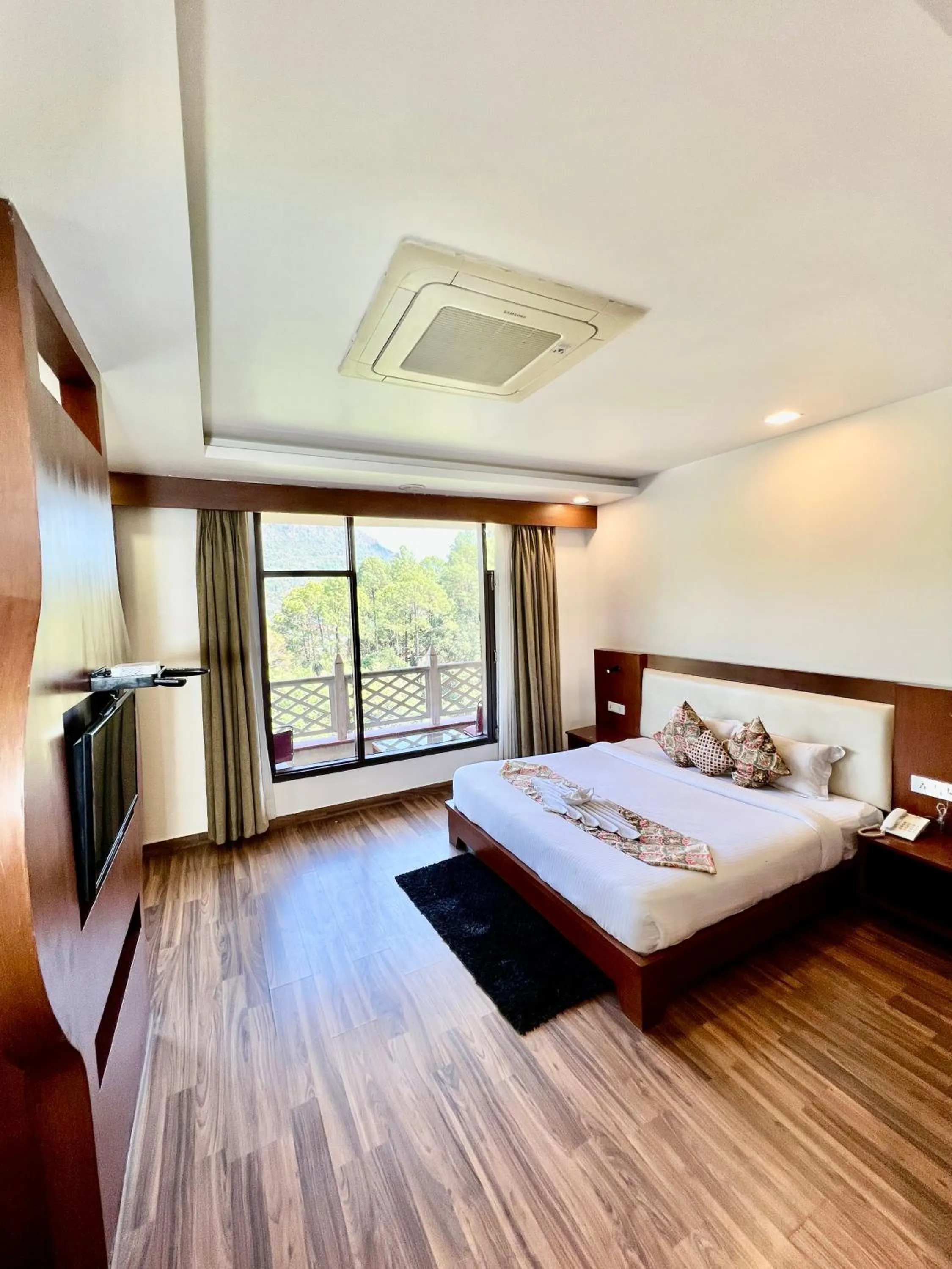 Bed in Sea Hawk - Luxury Hill Resort 4 mins from Bhimtal Lake