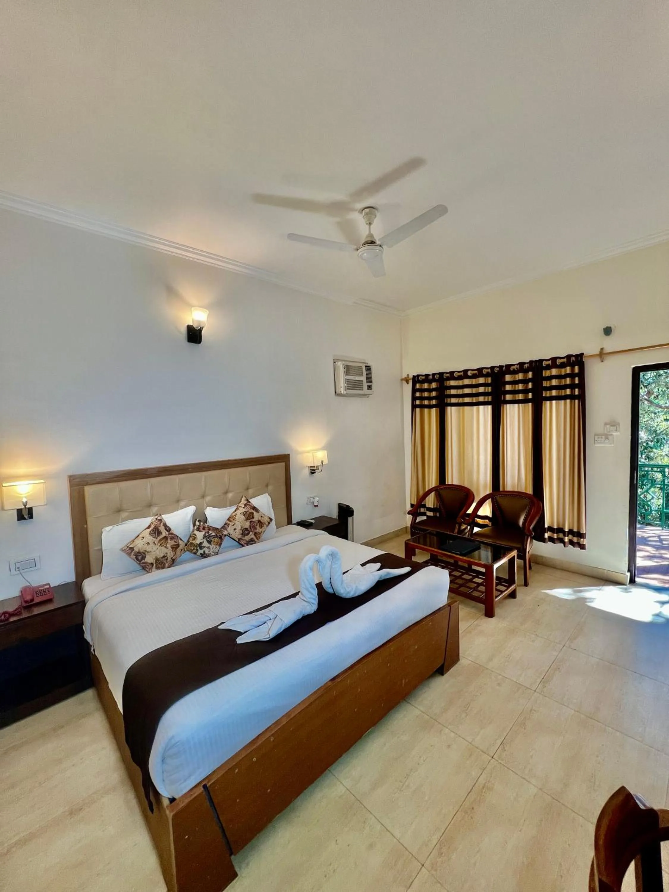 Bedroom, Bed in Sea Hawk - Luxury Hill Resort 4 mins from Bhimtal Lake
