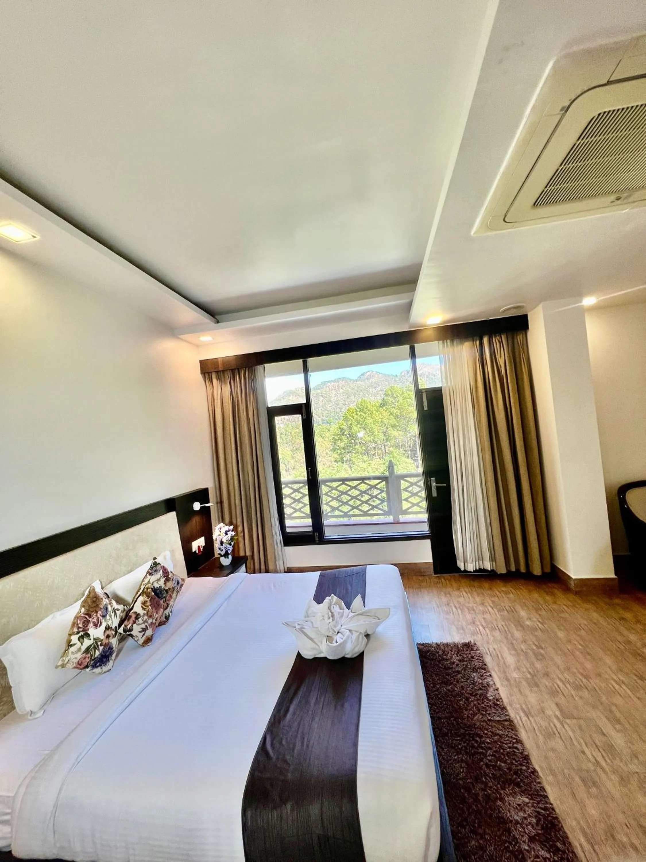 Bedroom, Bed in Sea Hawk - Luxury Hill Resort 4 mins from Bhimtal Lake