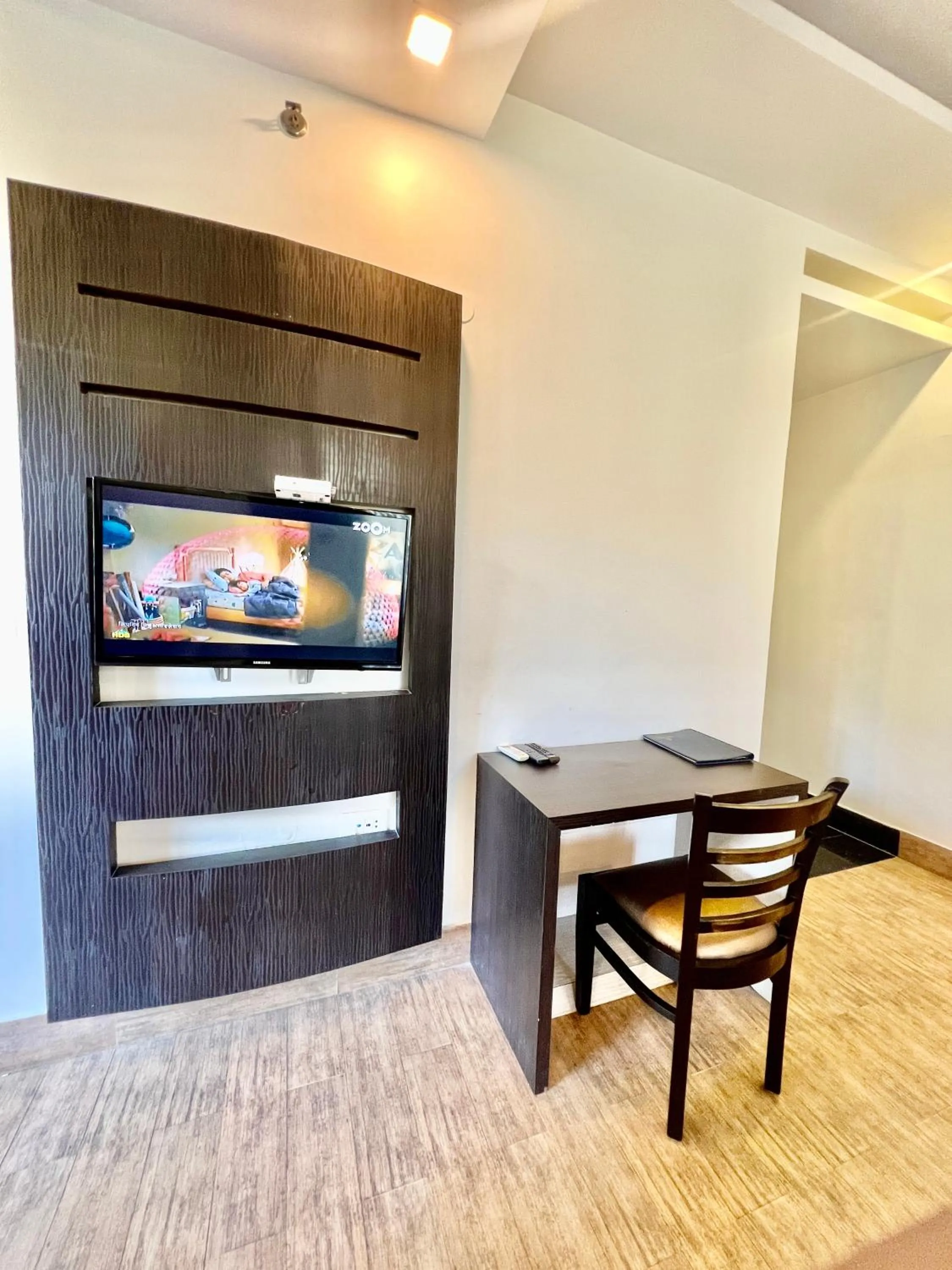 TV and multimedia in Sea Hawk - Luxury Hill Resort 4 mins from Bhimtal Lake