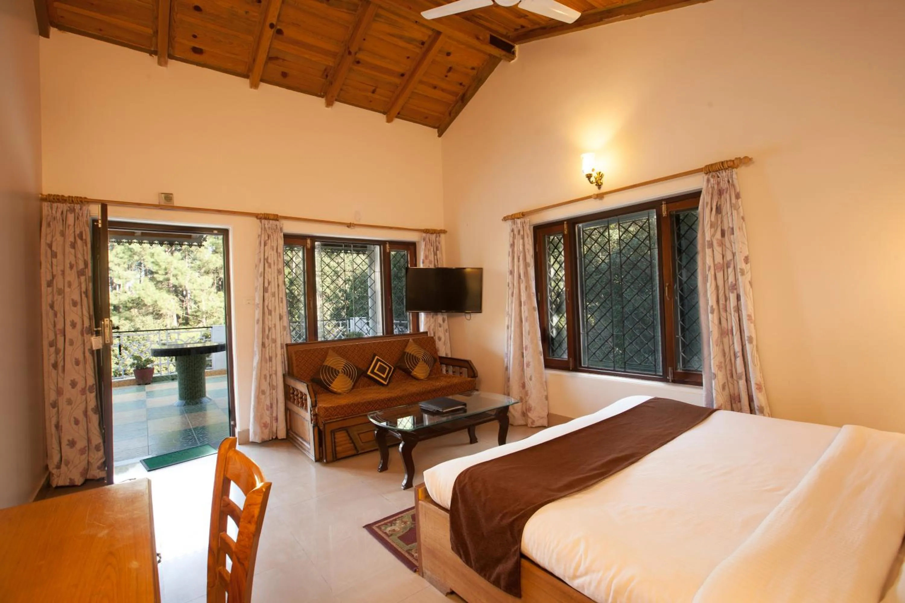 TV and multimedia, Bed in Sea Hawk - Luxury Hill Resort 4 mins from Bhimtal Lake