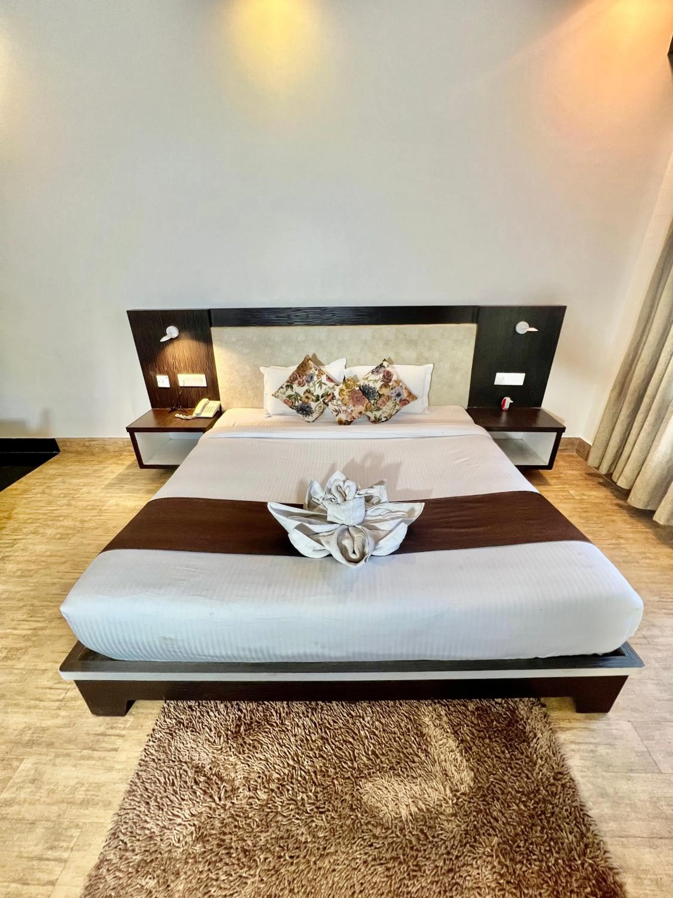 Bed in Sea Hawk - Luxury Hill Resort 4 mins from Bhimtal Lake