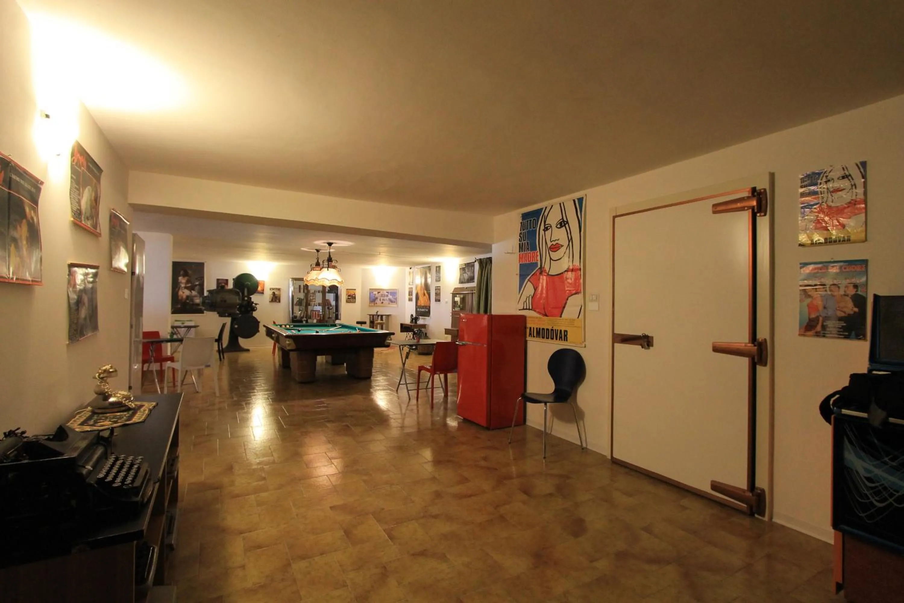 Communal lounge/ TV room in Salenthouse