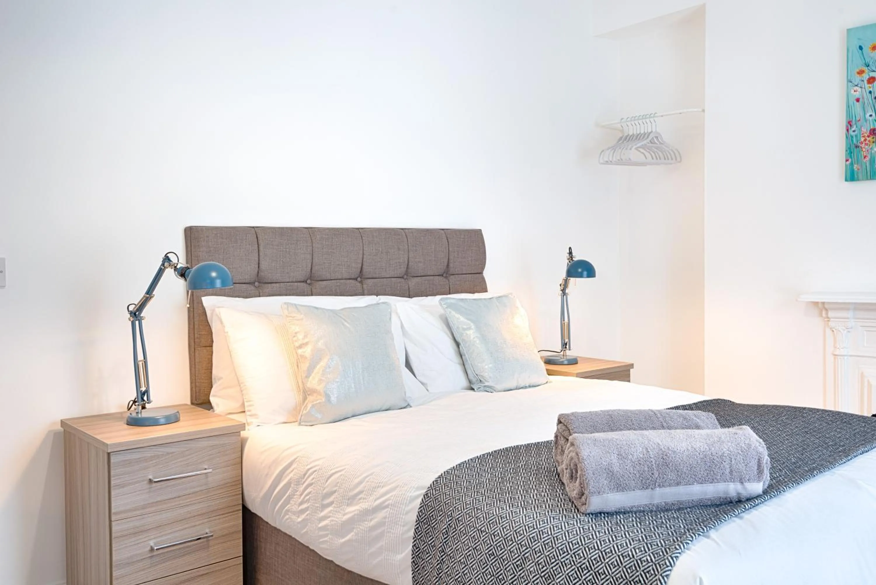 Bed in 4-Bed Contractor Home - Garden - Near M4 & City