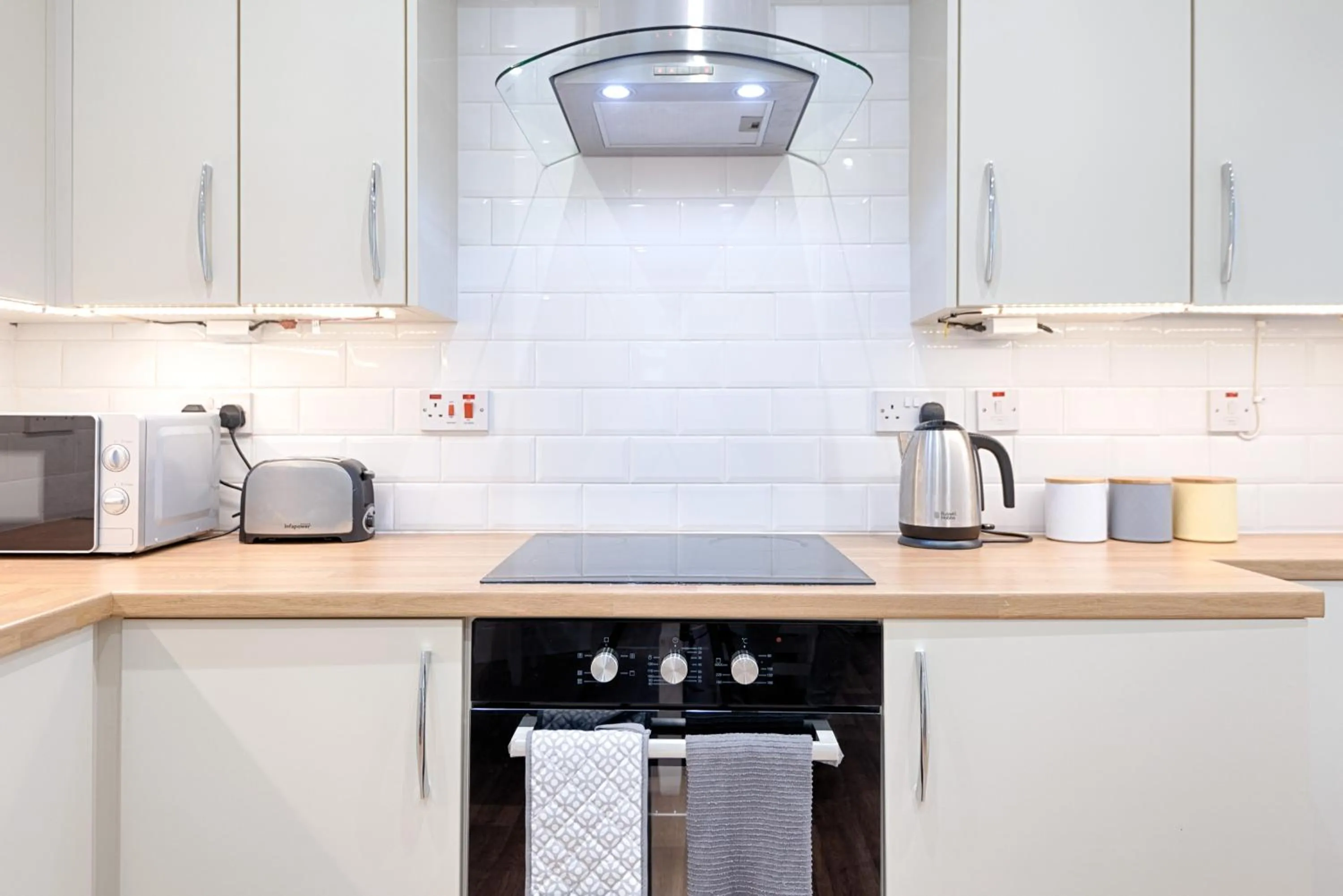 Kitchen or kitchenette in 4-Bed Contractor Home - Garden - Near M4 & City