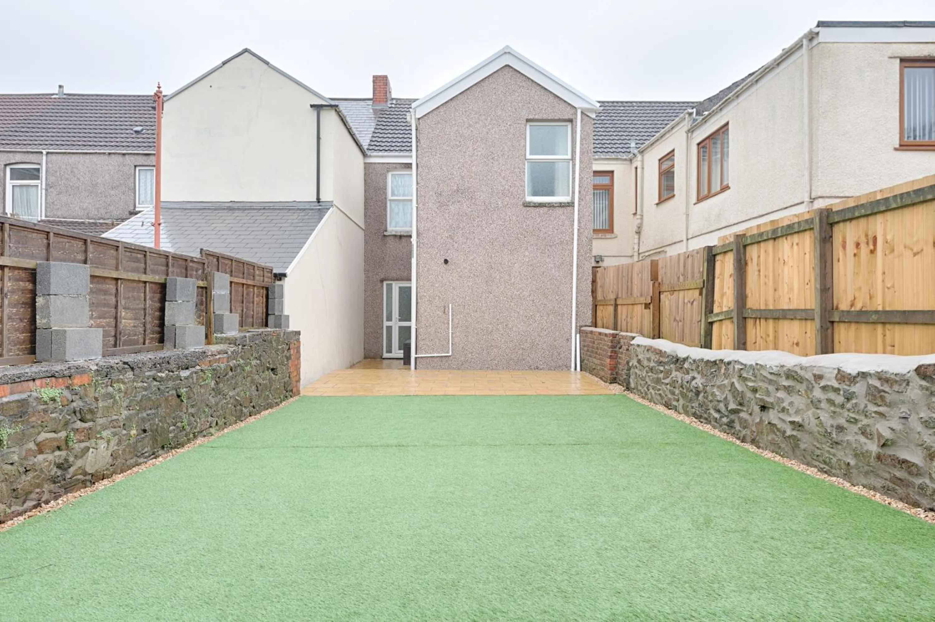 Property building in 4-Bed Contractor Home - Garden - Near M4 & City