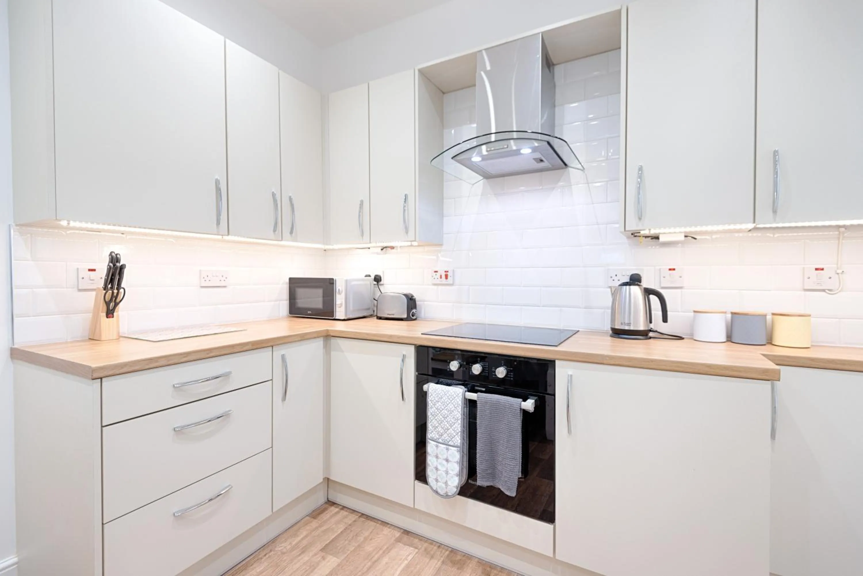 Kitchen or kitchenette in 4-Bed Contractor Home - Garden - Near M4 & City