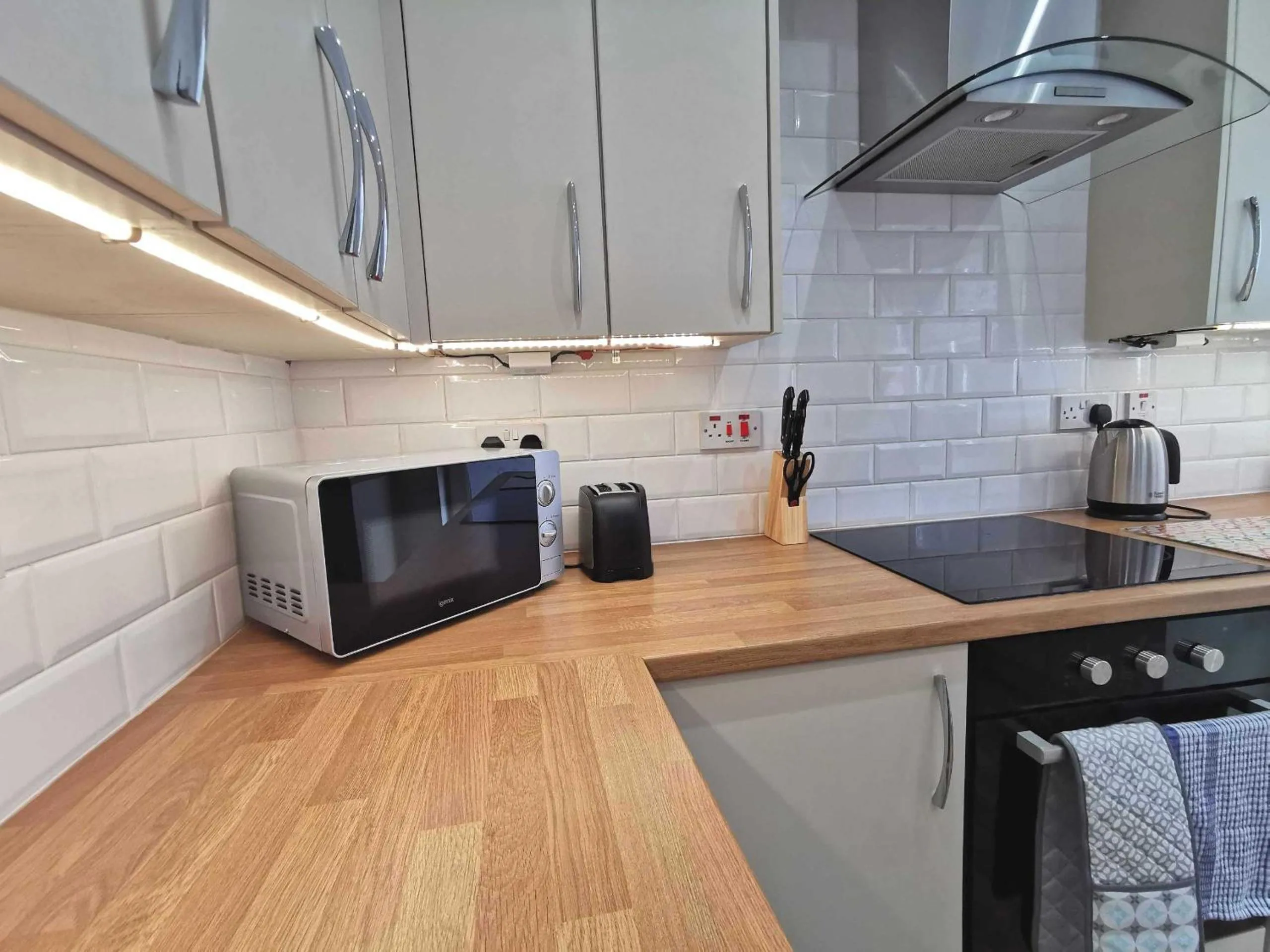 Kitchen or kitchenette in 4-Bed Contractor Home - Garden - Near M4 & City