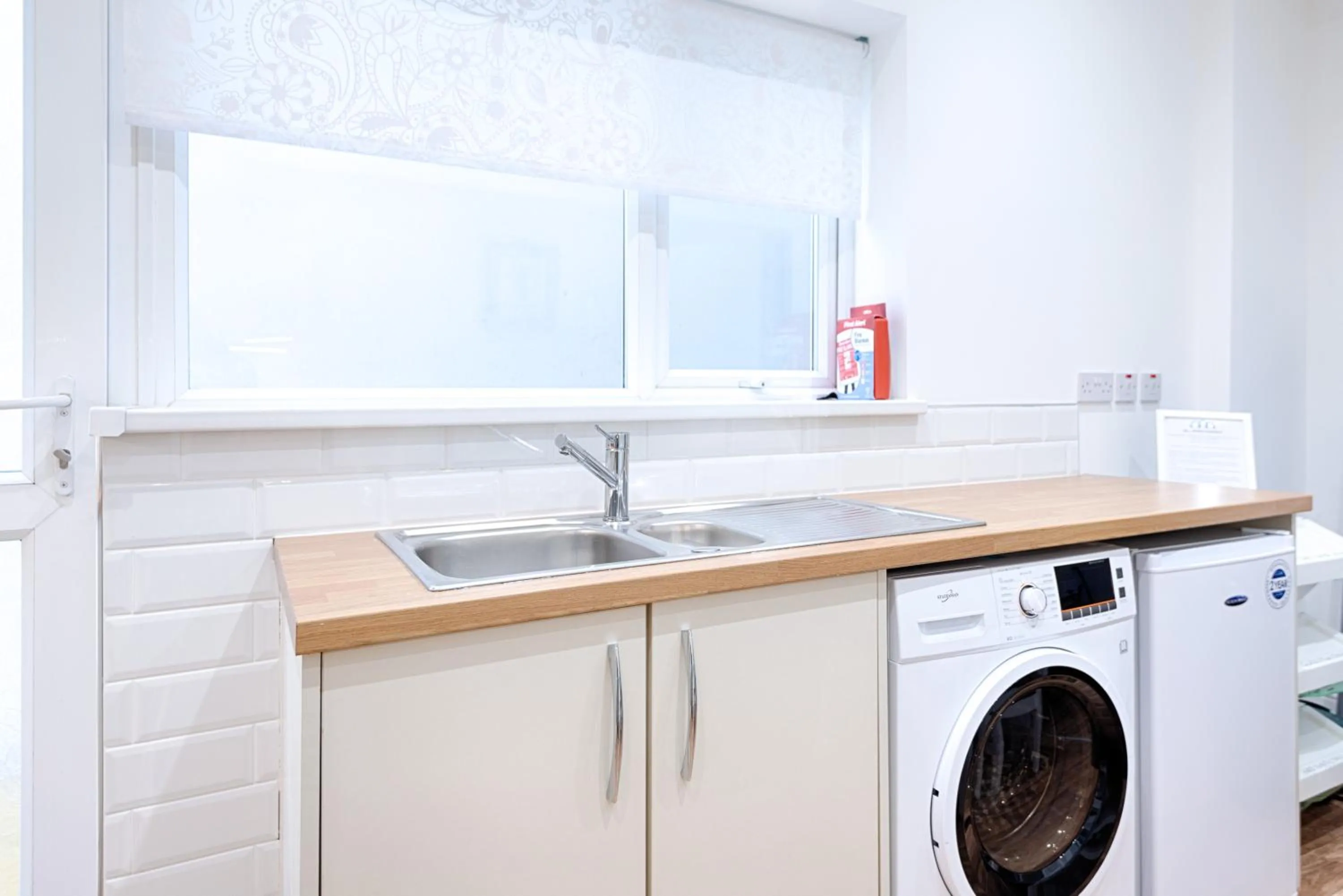 Kitchen or kitchenette in 4-Bed Contractor Home - Garden - Near M4 & City