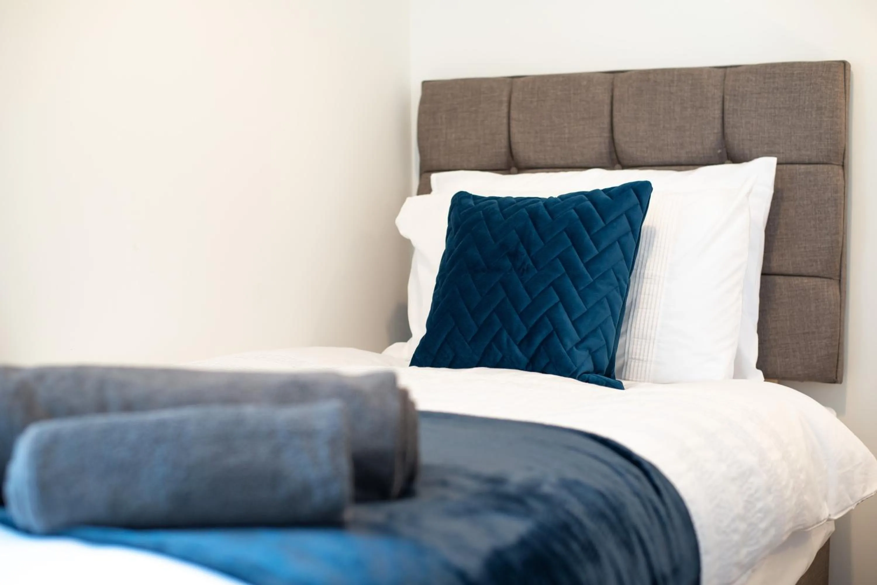 Bed in 4-Bed Contractor Home - Garden - Near M4 & City