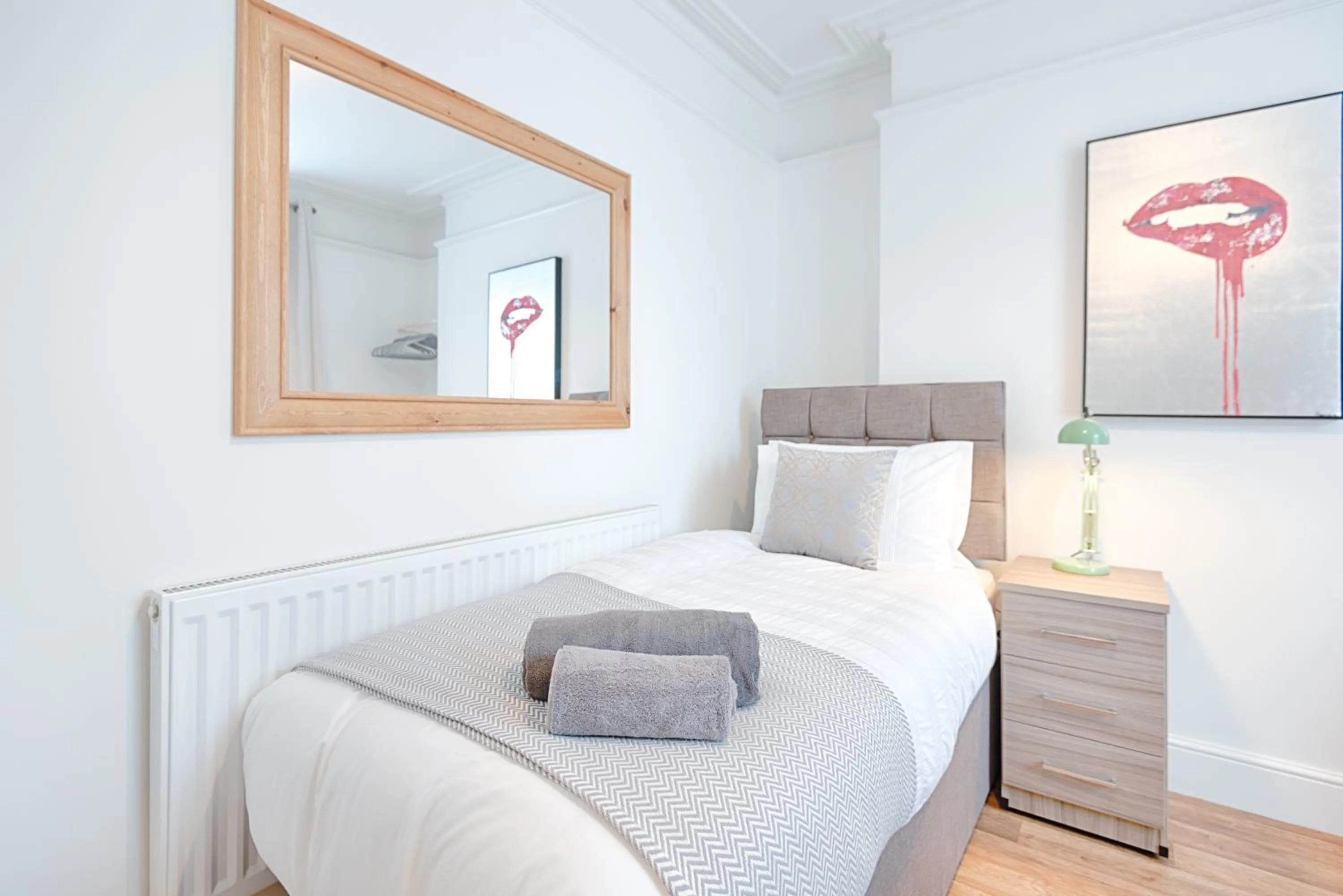 Bed in 4-Bed Contractor Home - Garden - Near M4 & City