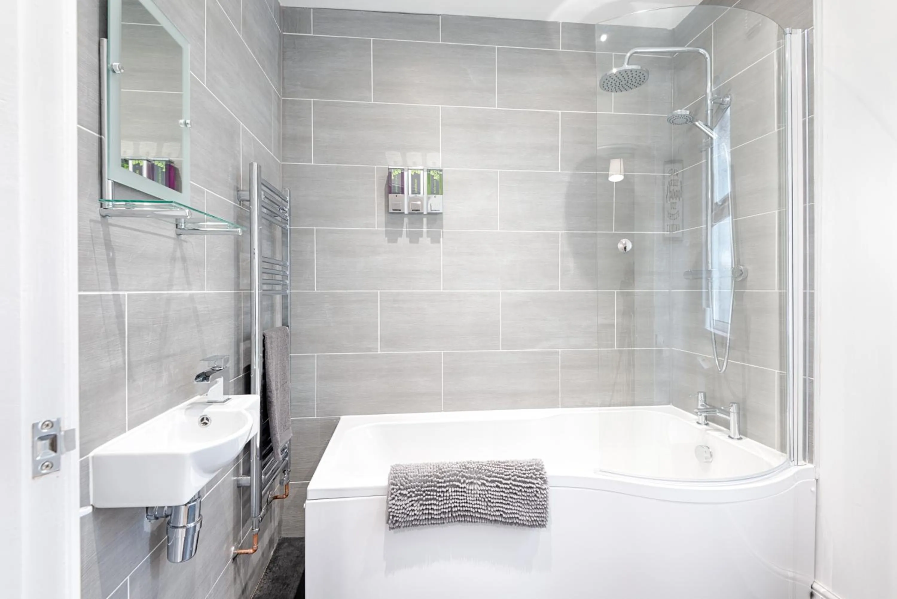 Bathroom in 4-Bed Contractor Home - Garden - Near M4 & City