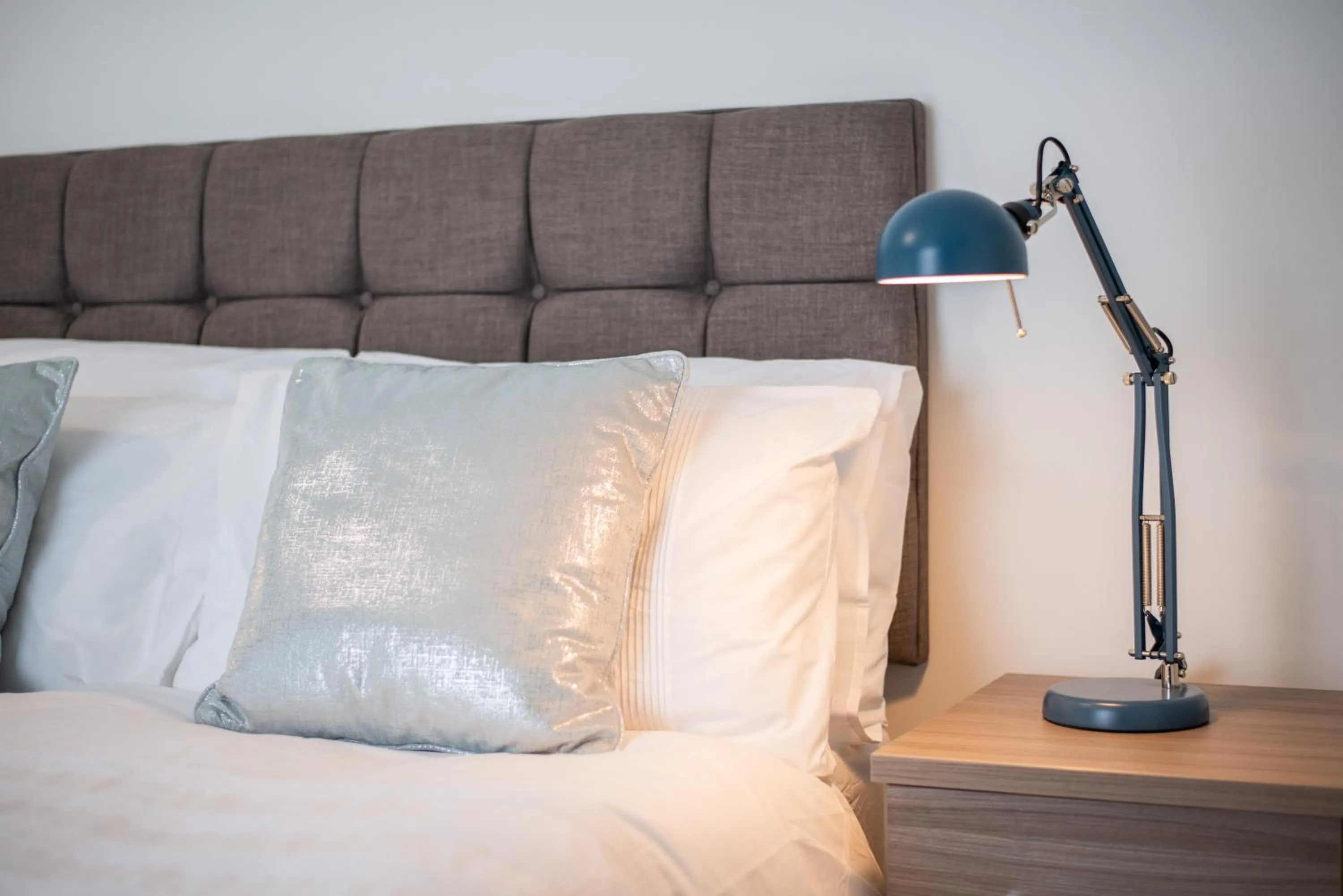 Bed in 4-Bed Contractor Home - Garden - Near M4 & City