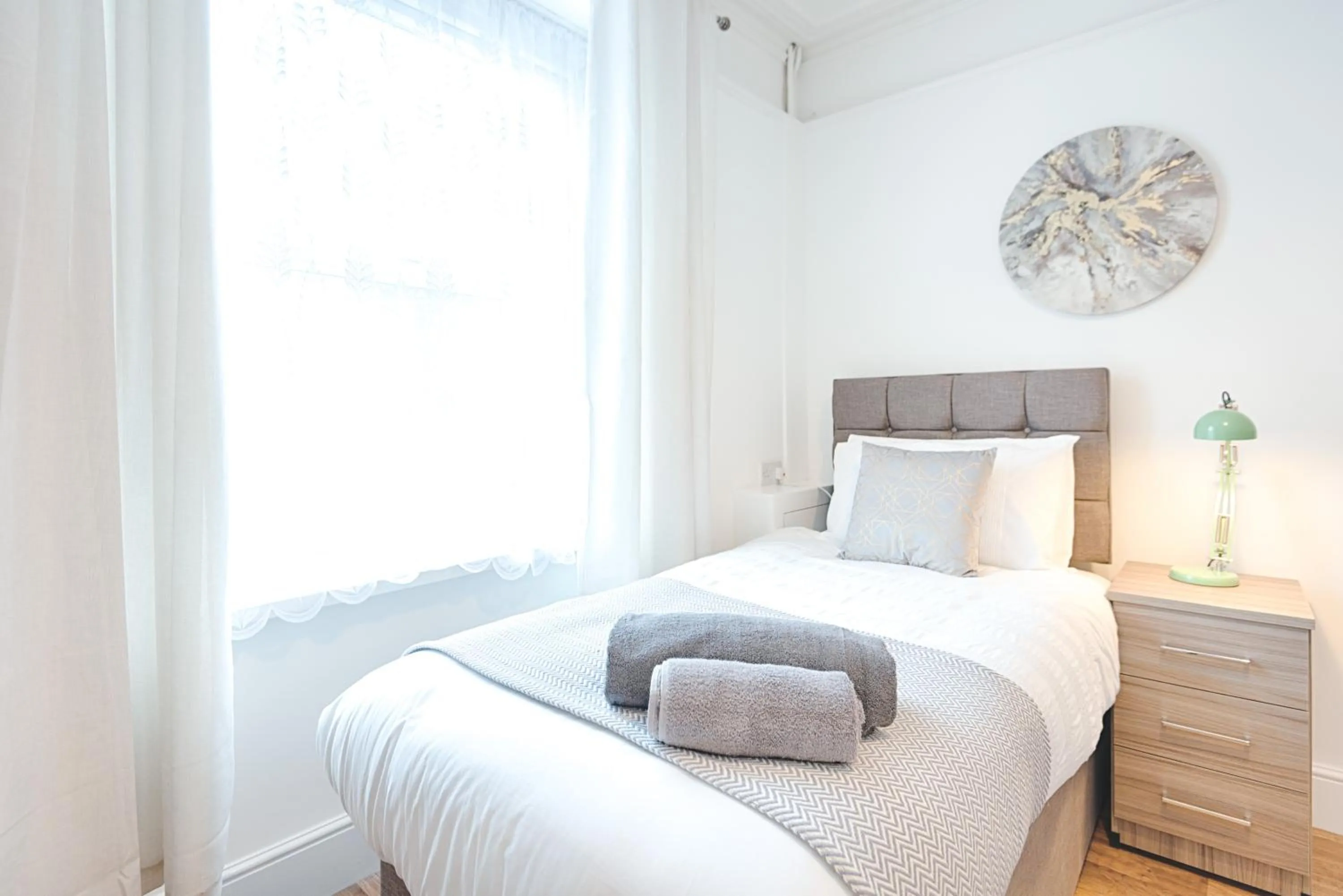 Bed in 4-Bed Contractor Home - Garden - Near M4 & City