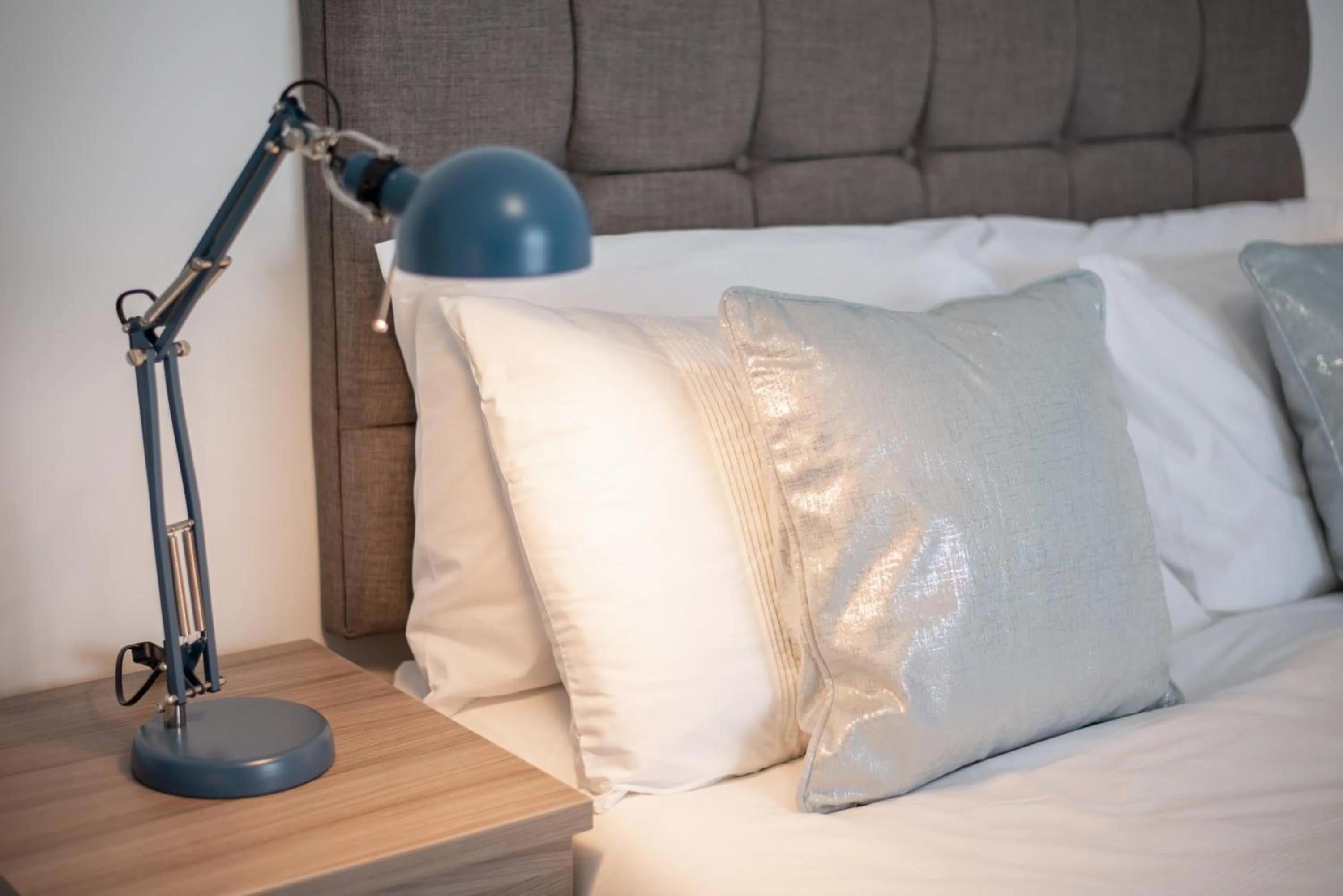 Bed in 4-Bed Contractor Home - Garden - Near M4 & City