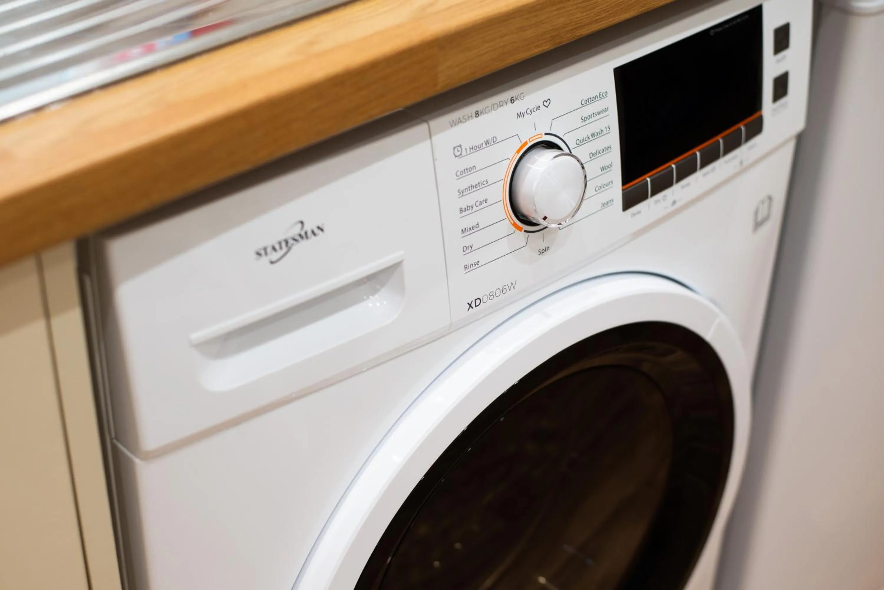 washing machine in 4-Bed Contractor Home - Garden - Near M4 & City