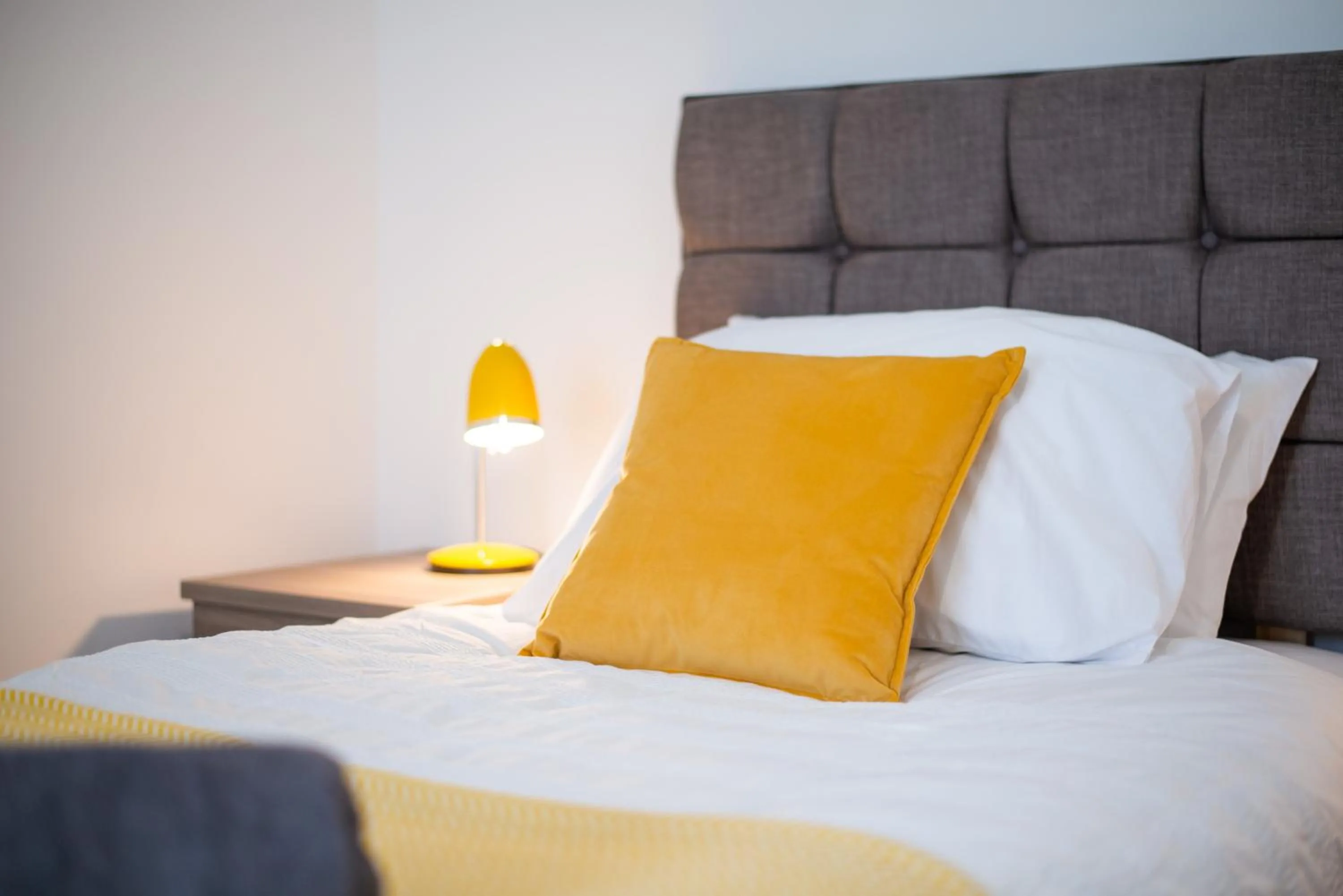 Bed in 4-Bed Contractor Home - Garden - Near M4 & City
