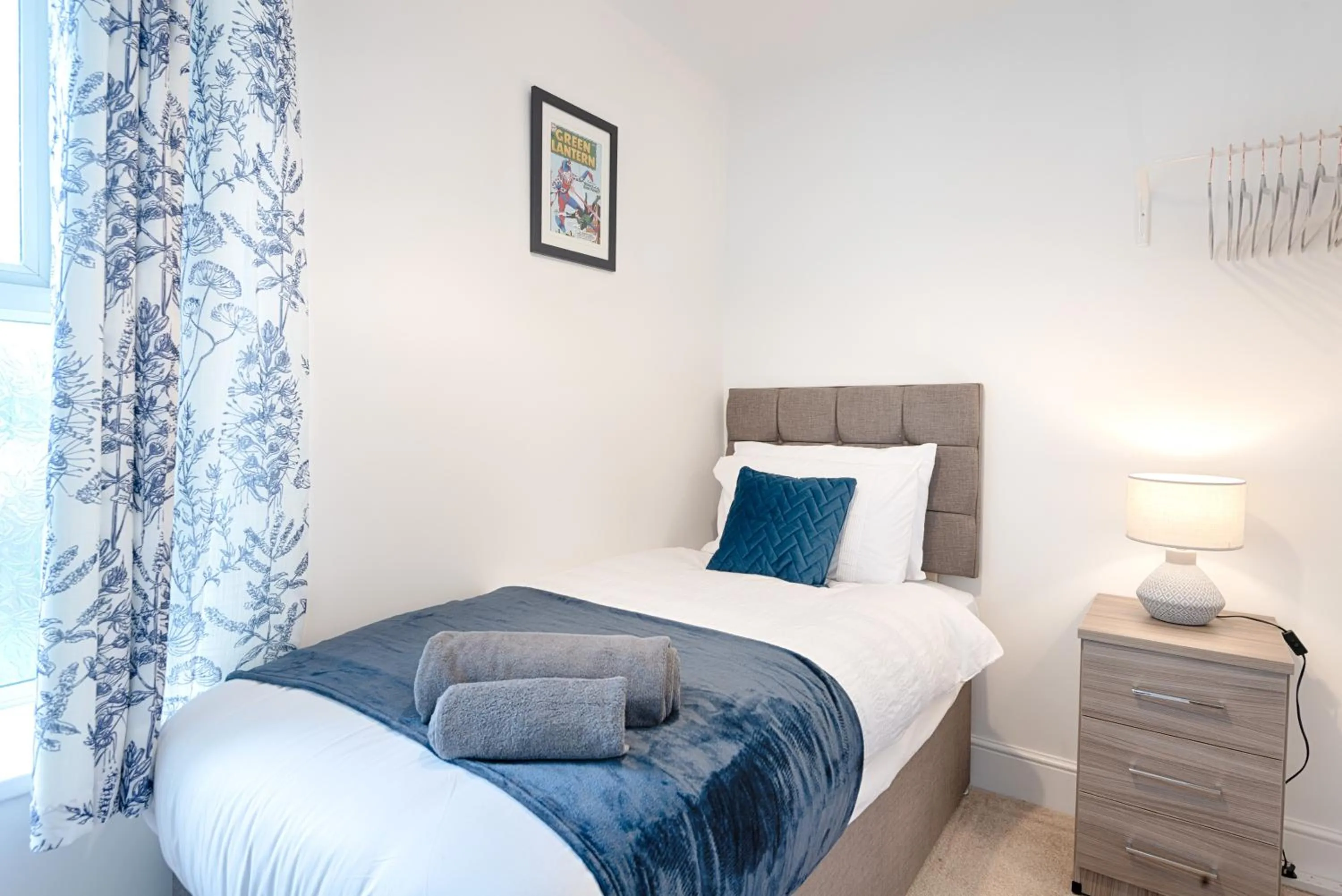 Bedroom, Bed in 4-Bed Contractor Home - Garden - Near M4 & City