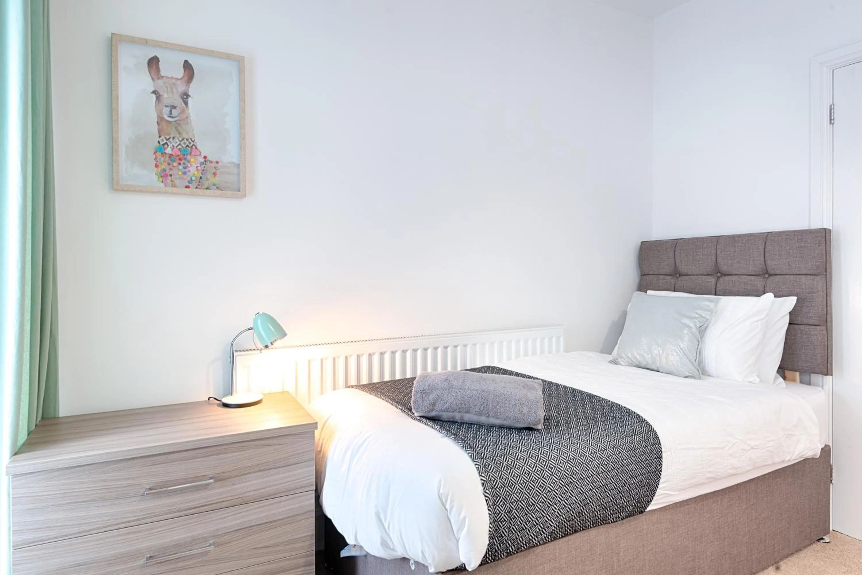 Bed in 4-Bed Contractor Home - Garden - Near M4 & City
