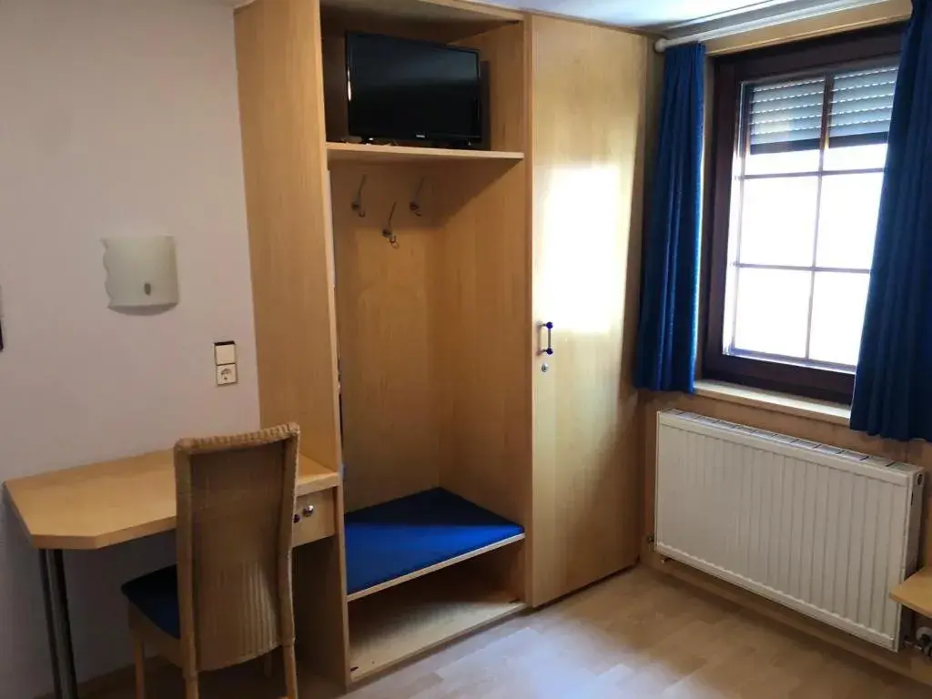Single Room with Shower - single occupancy in Gasthof zum Hirsch Single Room with Shower - single occupancy in Gasthof zum Hirsch
