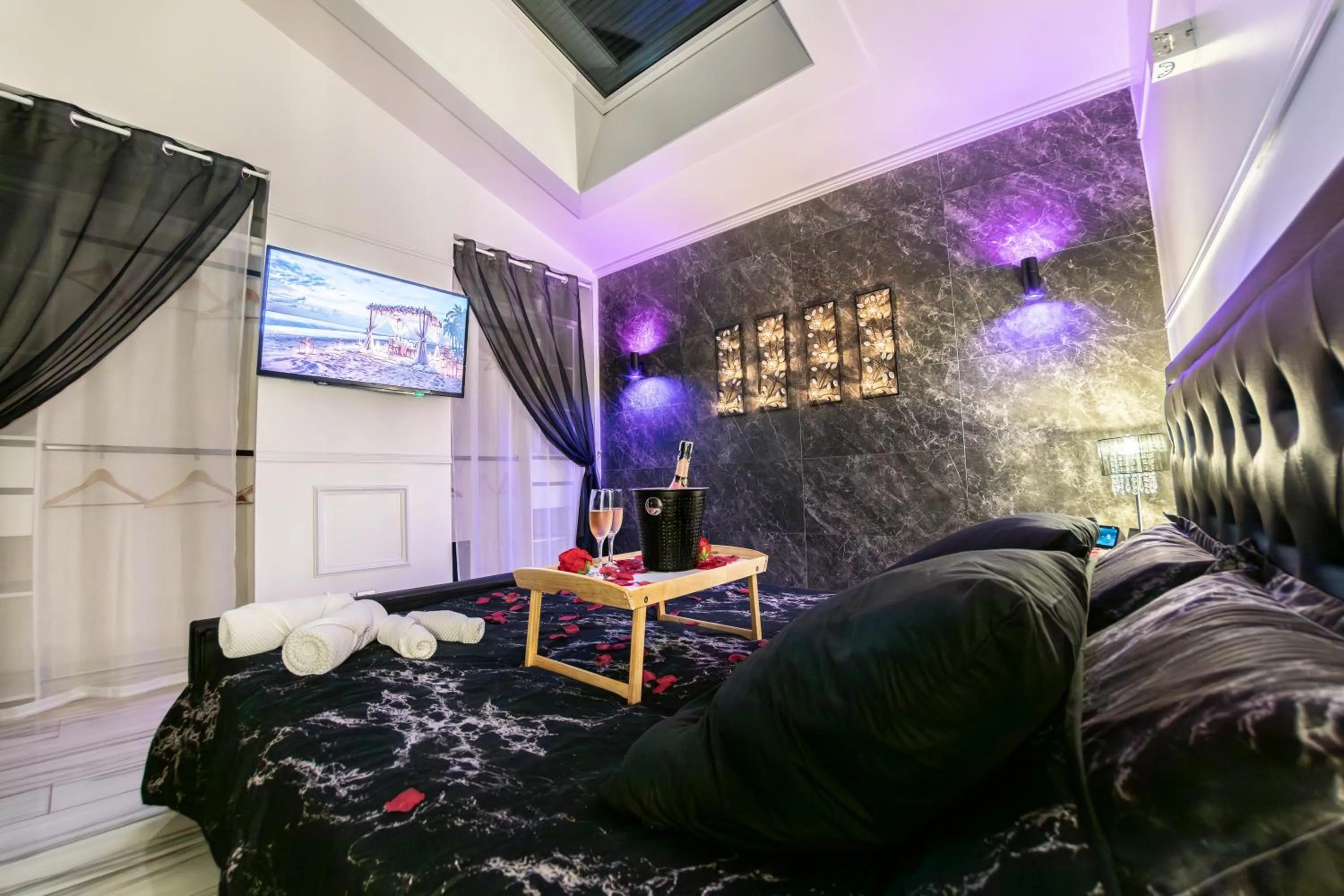 Bedroom in Gite & Spa Privatif Glam'88 - Vosges