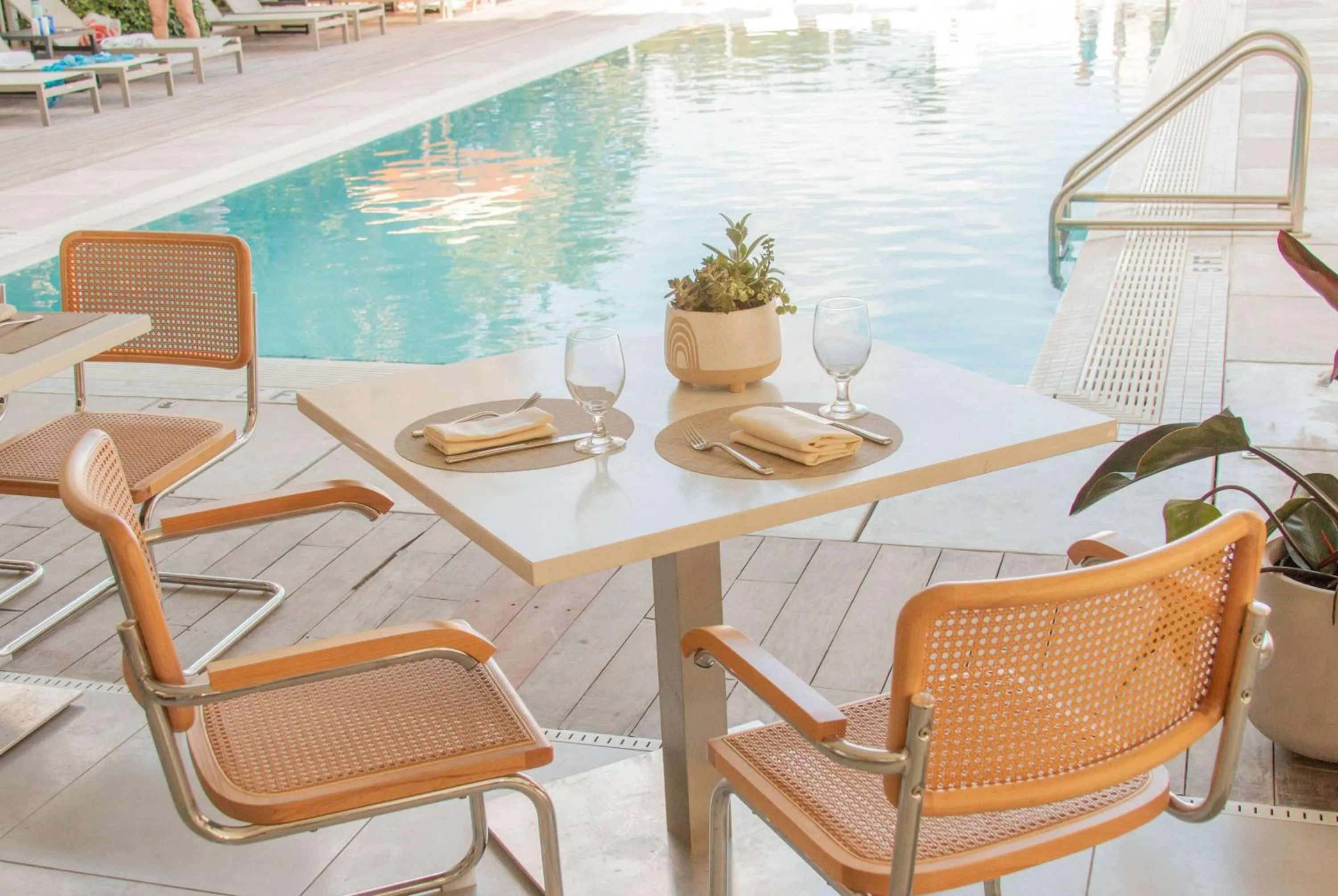 Restaurant/places to eat in MB Hotel, Trademark Collection by Wyndham