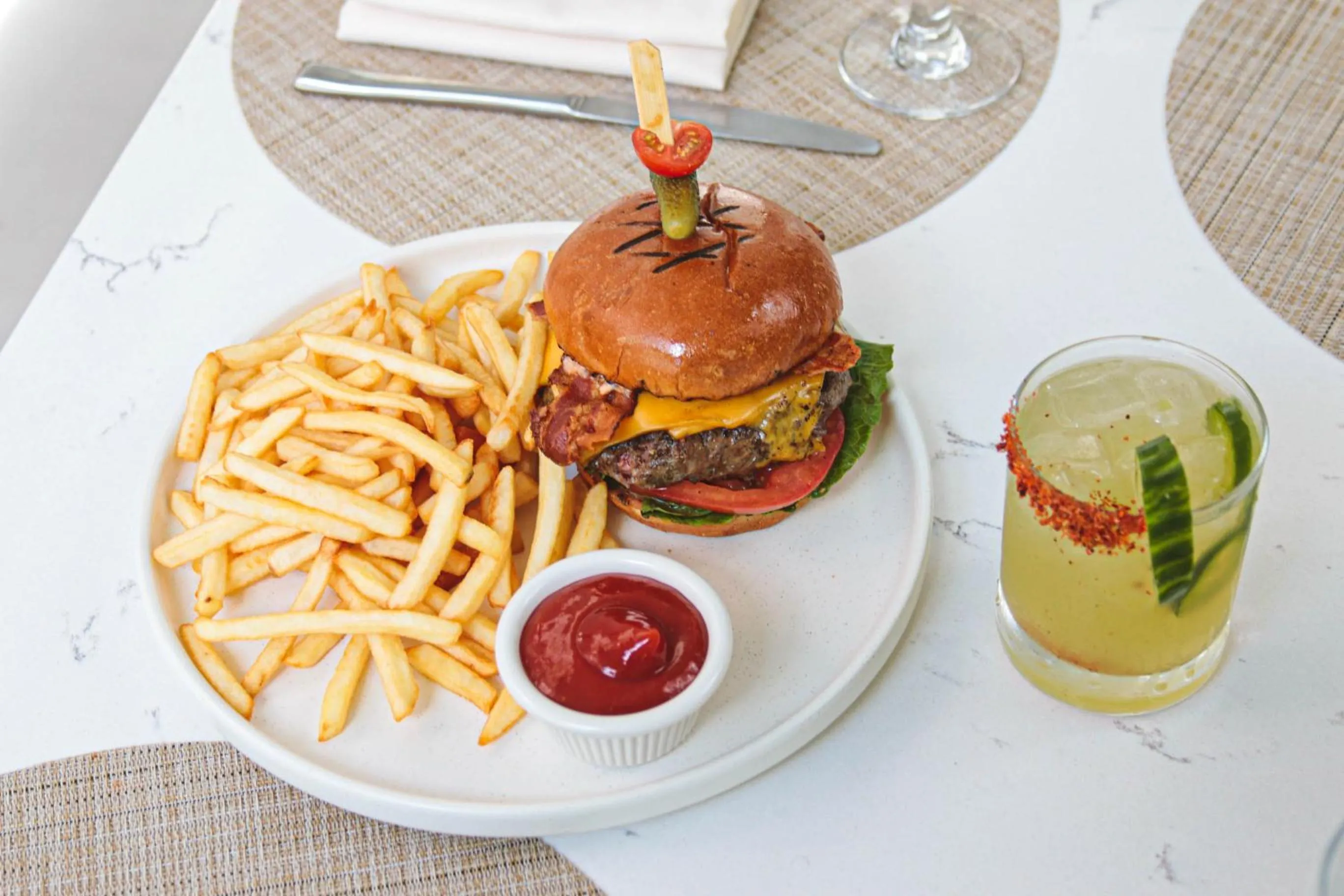 Restaurant/places to eat in MB Hotel, Trademark Collection by Wyndham