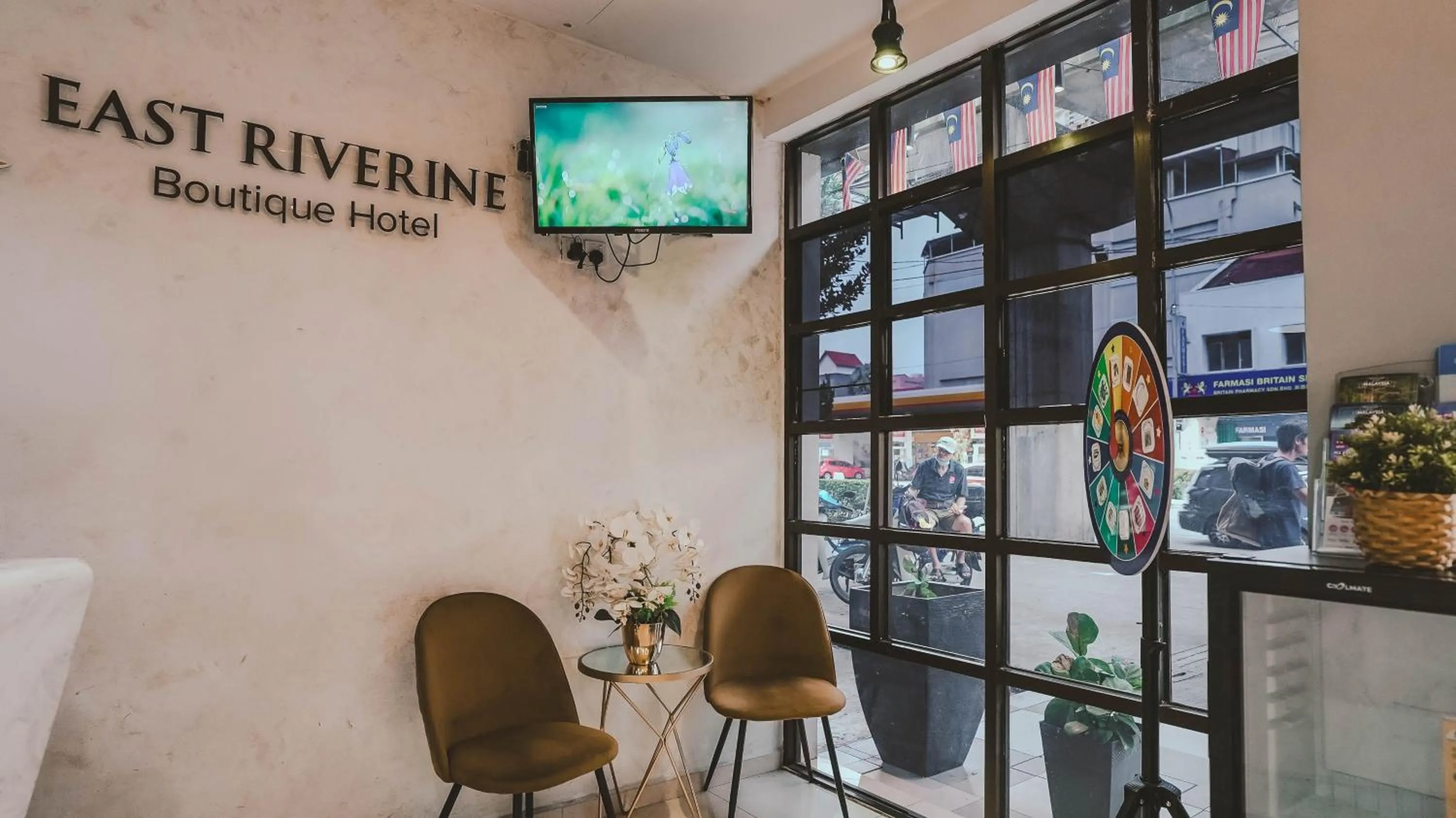 Communal lounge/ TV room in East Riverine Boutique Hotel