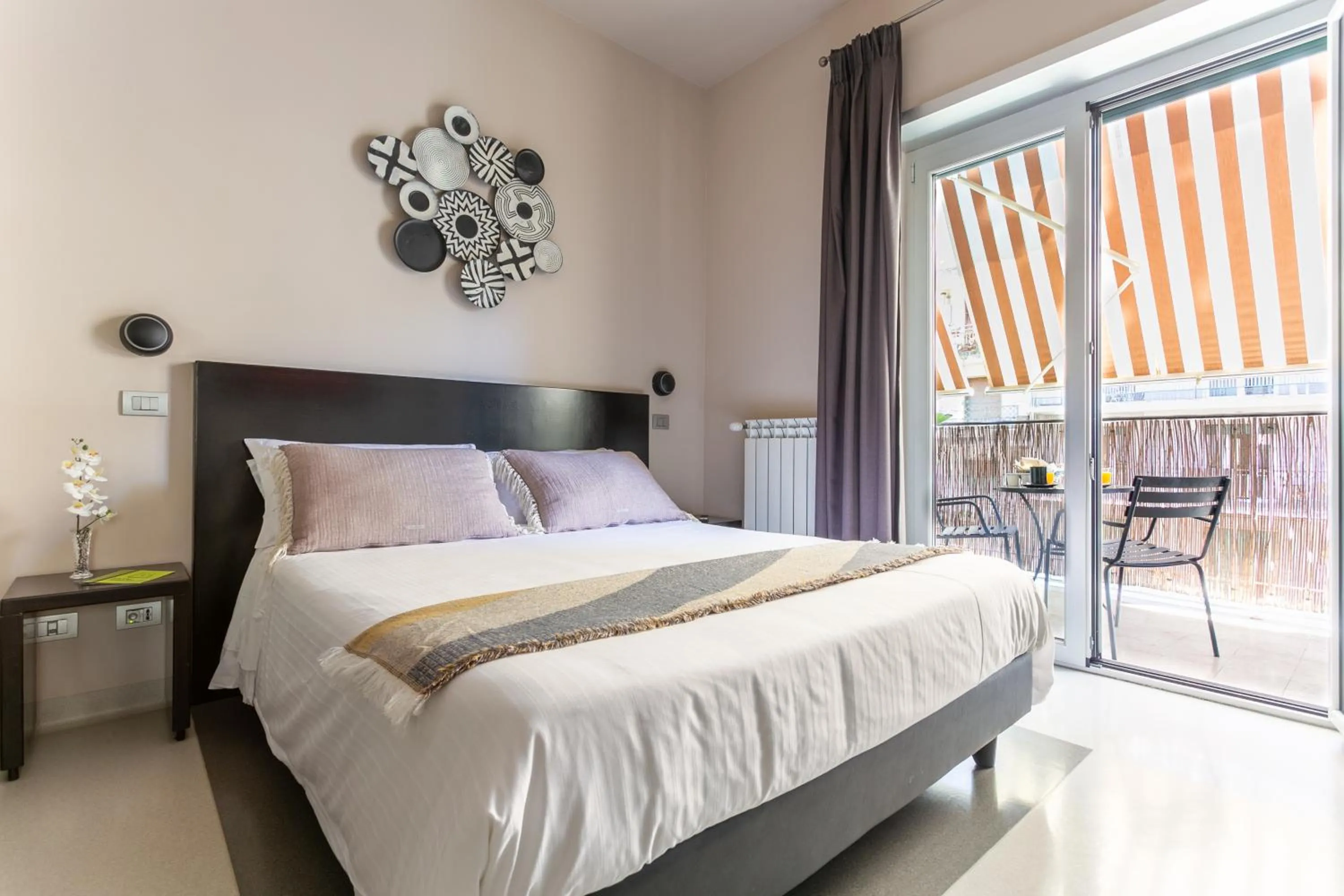 Photo of the whole room, Bed in Moai Home