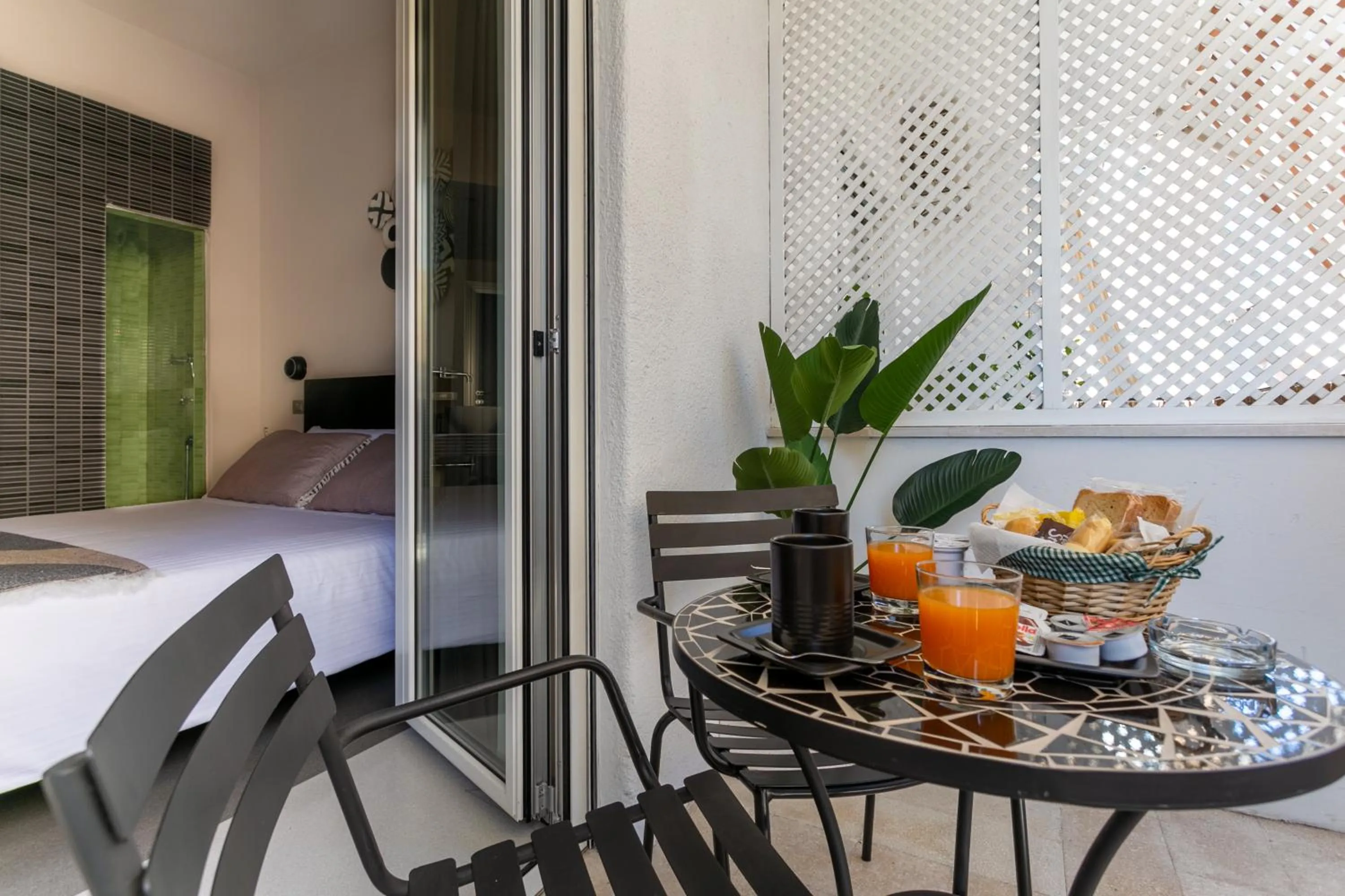 Photo of the whole room in Moai Home