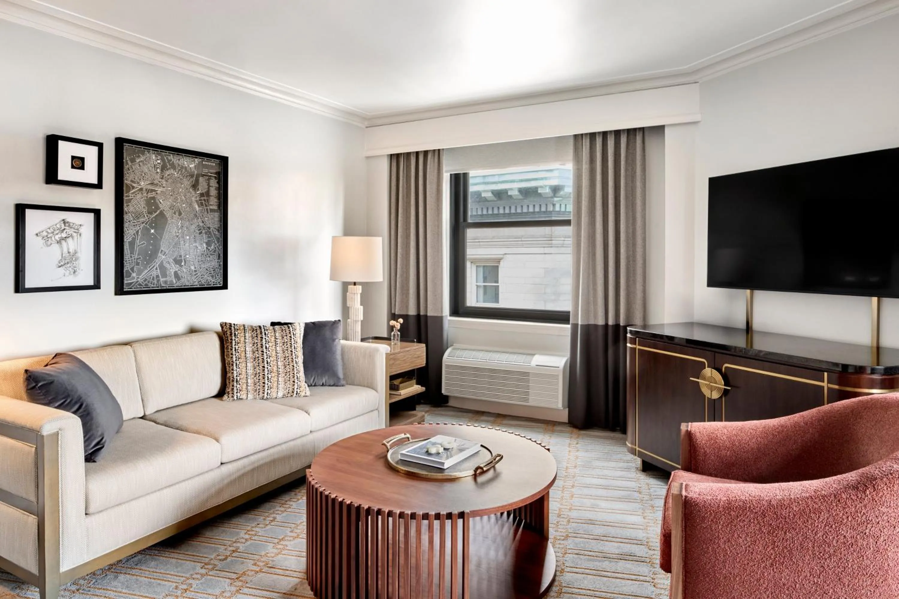 Living room in Boston Omni Parker House Hotel