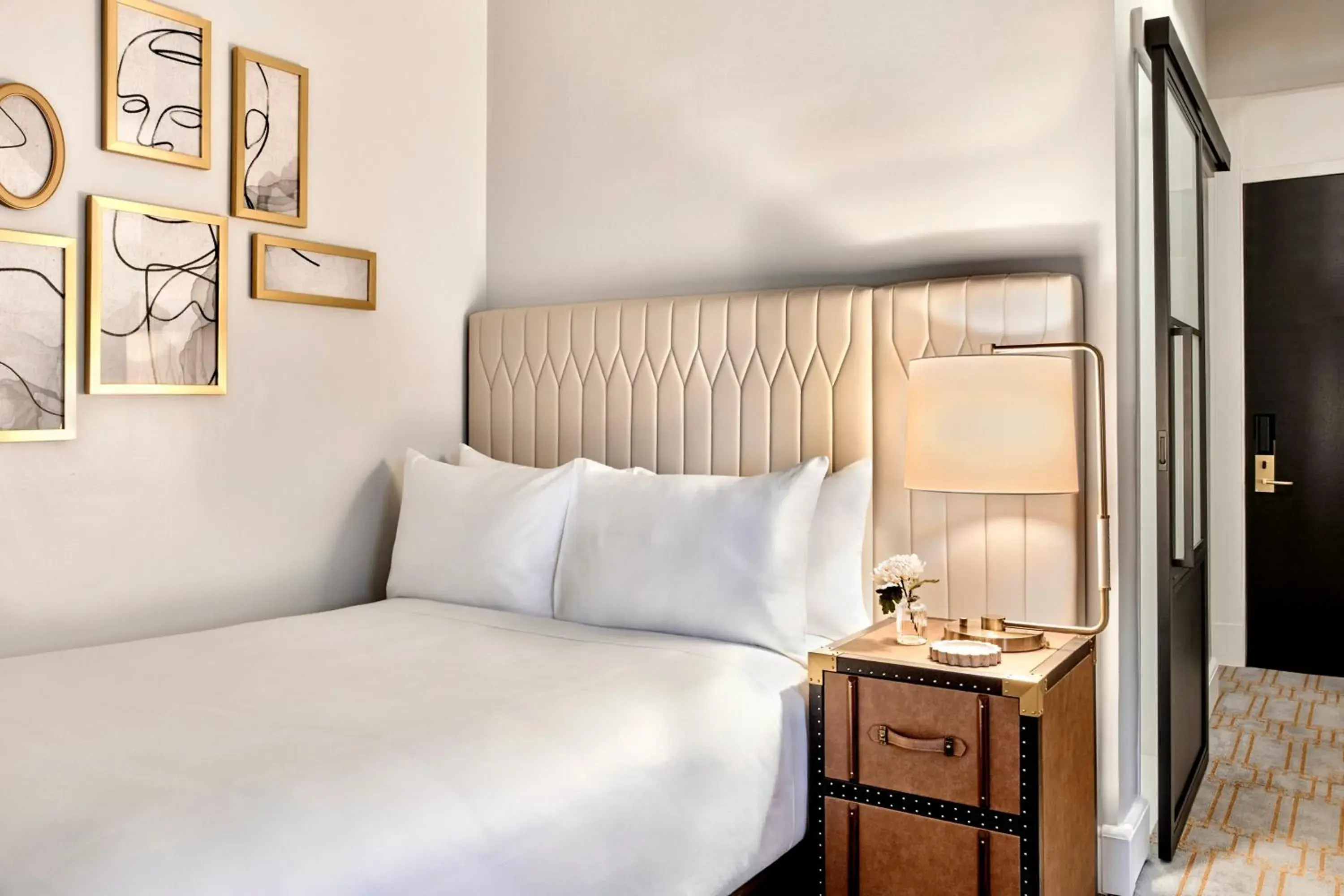 Parkers Petite Single Room 1 Double Bed - single occupancy in Boston Omni Parker House Hotel Parkers Petite Single Room 1 Double Bed - single occupancy in Boston Omni Parker House Hotel