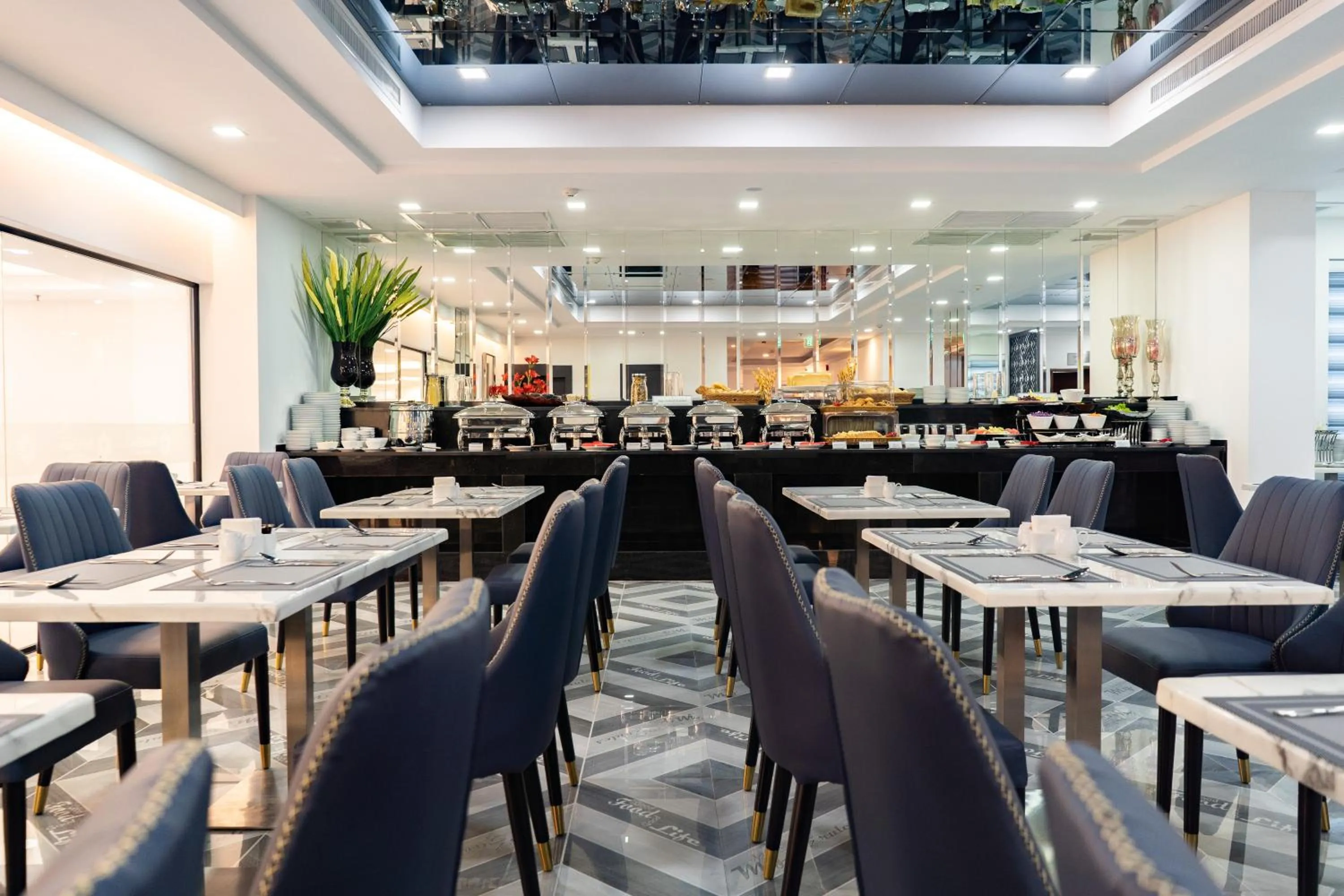 Restaurant/places to eat in SureStay Hotel by Best Western Vientiane