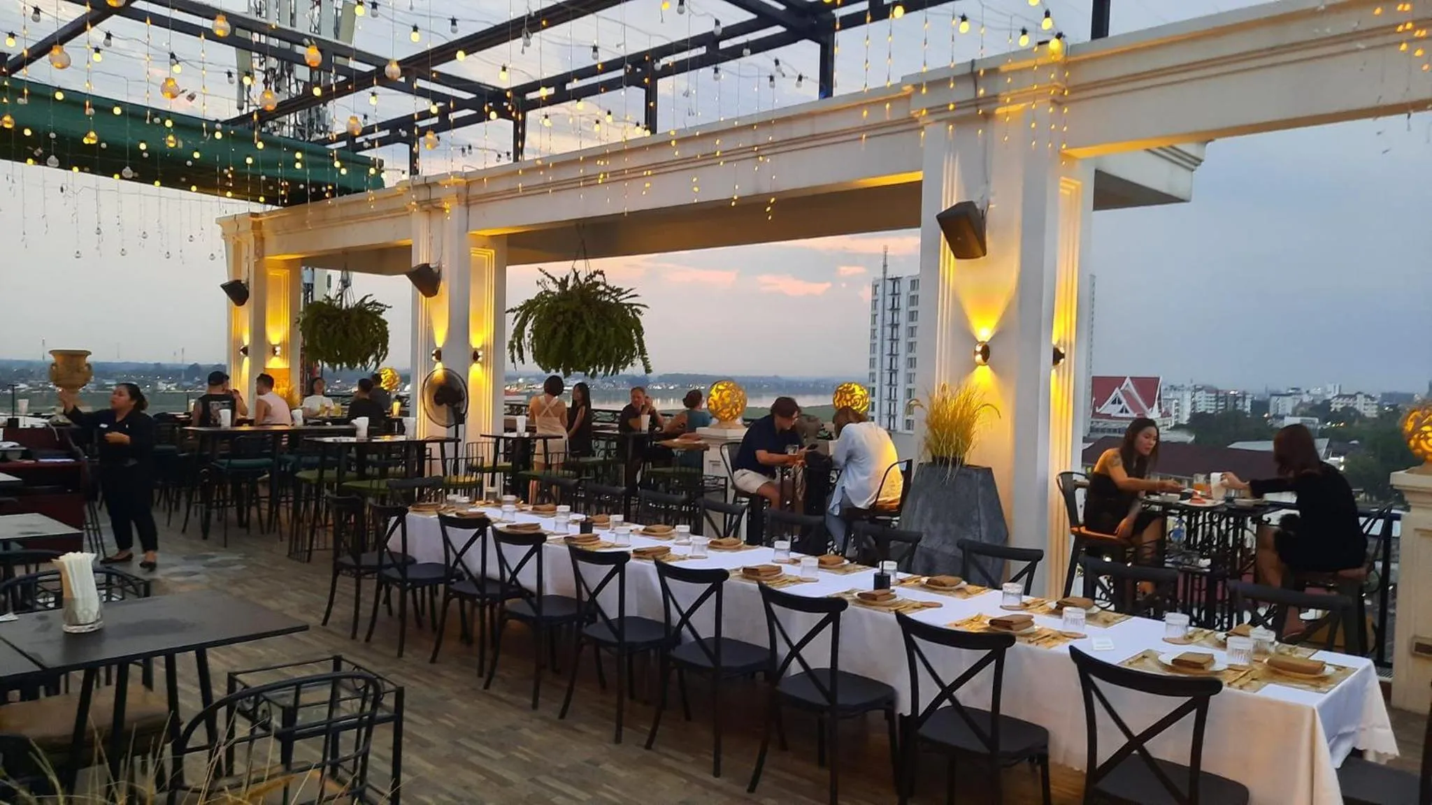 Restaurant/places to eat in SureStay Hotel by Best Western Vientiane