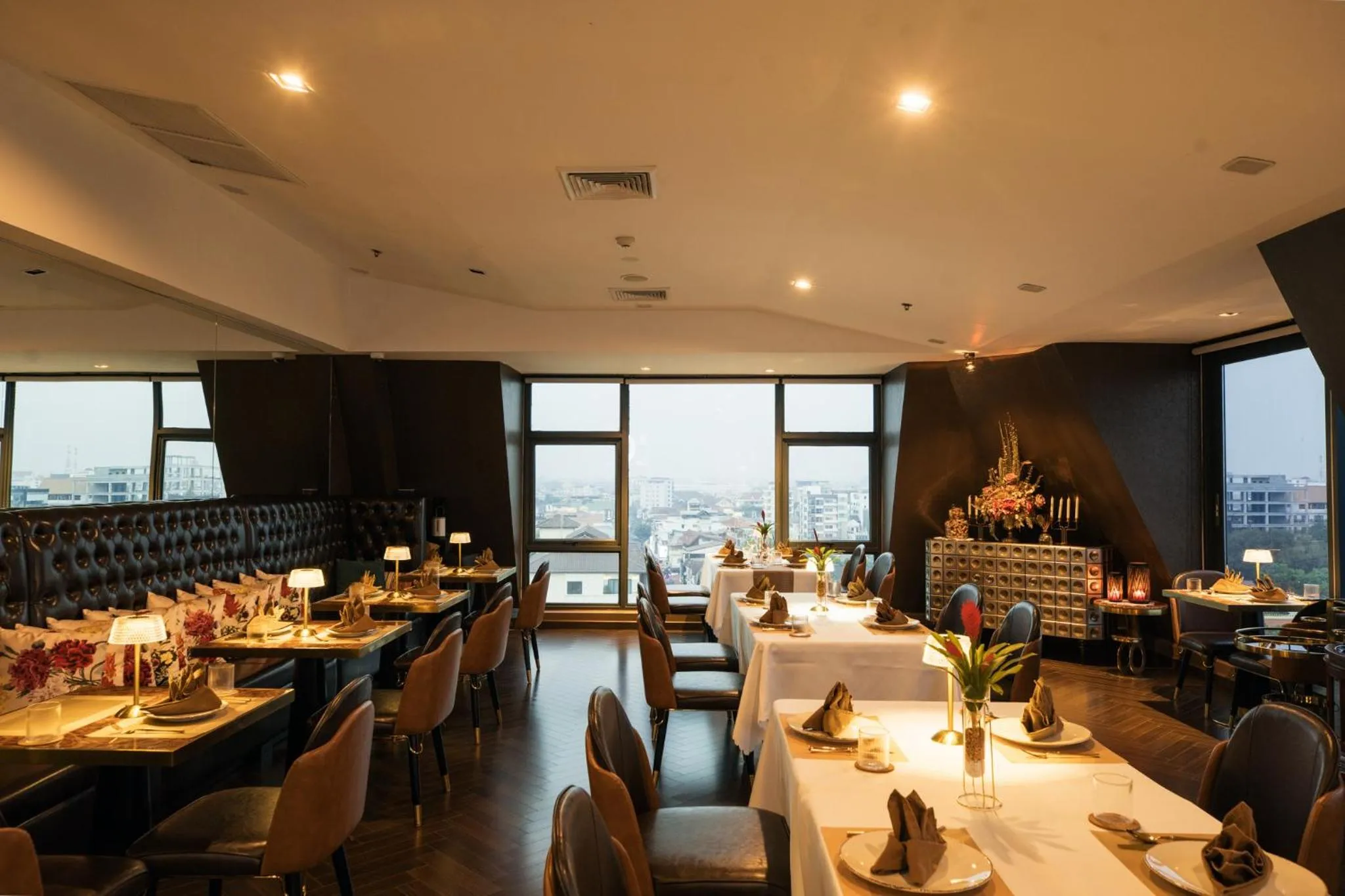 Lounge or bar in SureStay Hotel by Best Western Vientiane