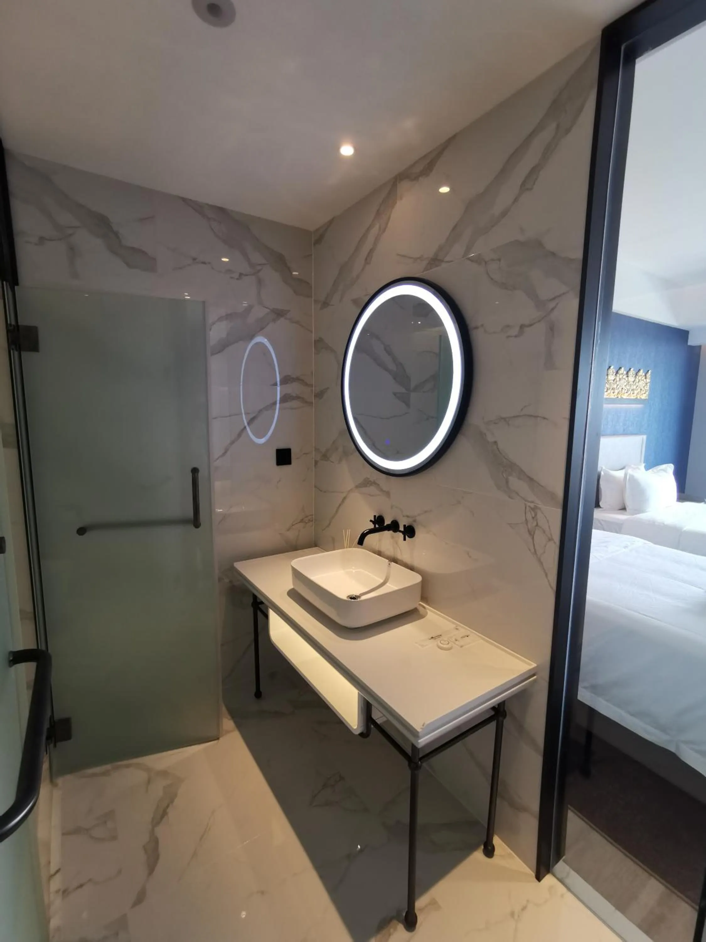 Shower, Bed in Tian Yi International Hotel 天艺国际酒店