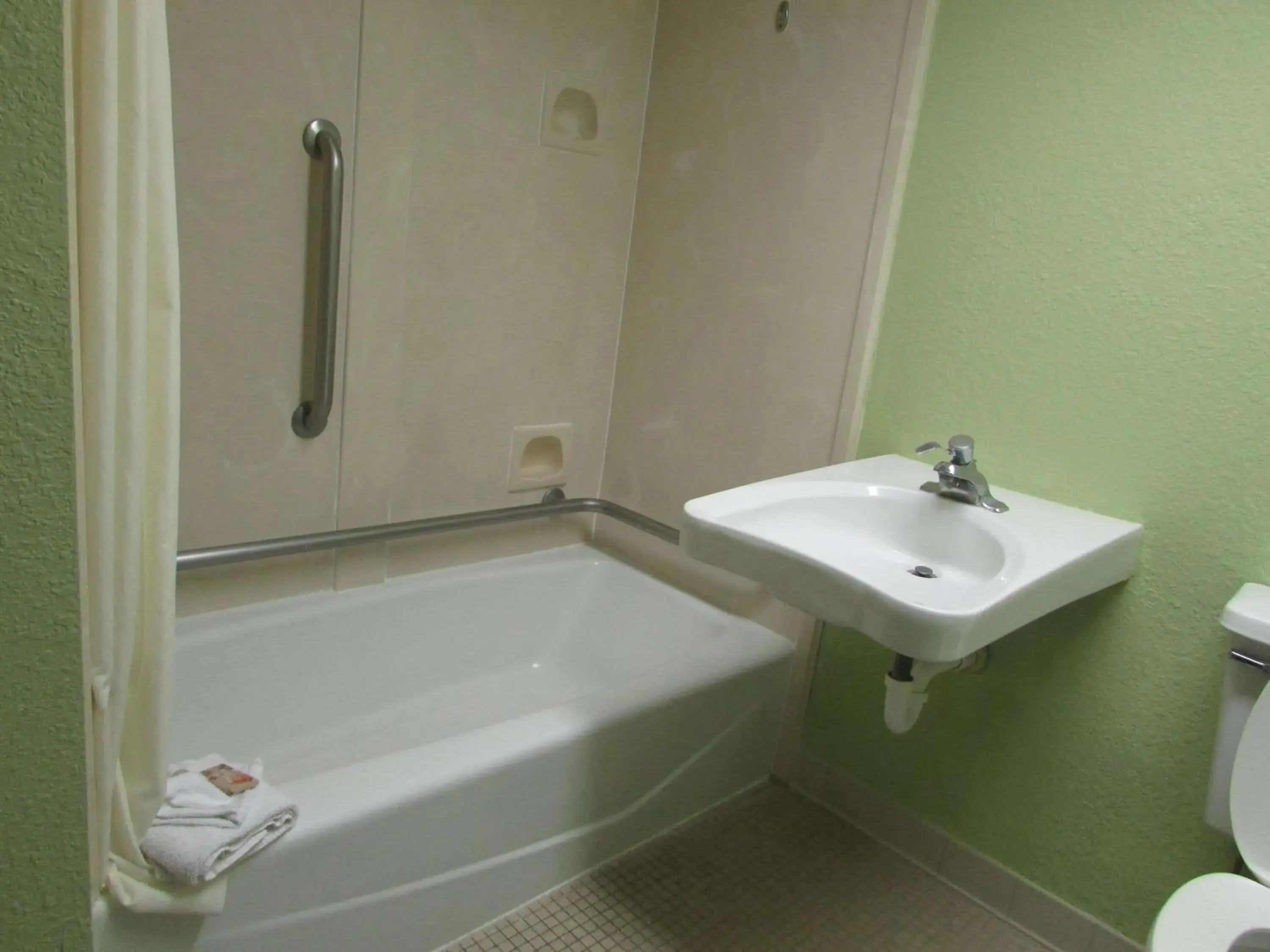 Bathroom in Seralago Hotel & Suites Main Gate East