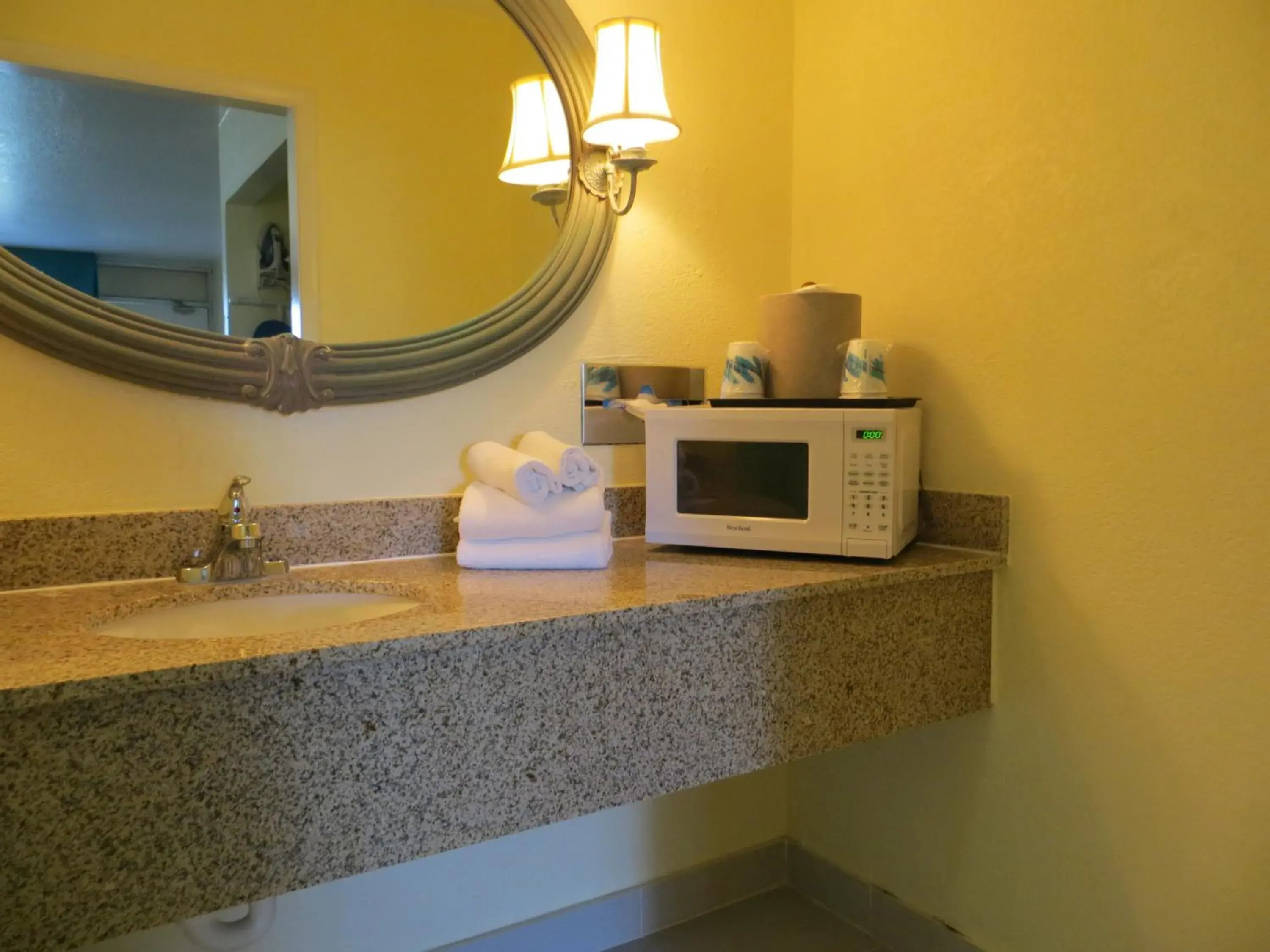 Bathroom, Kitchen/Kitchenette in Seralago Hotel & Suites Main Gate East