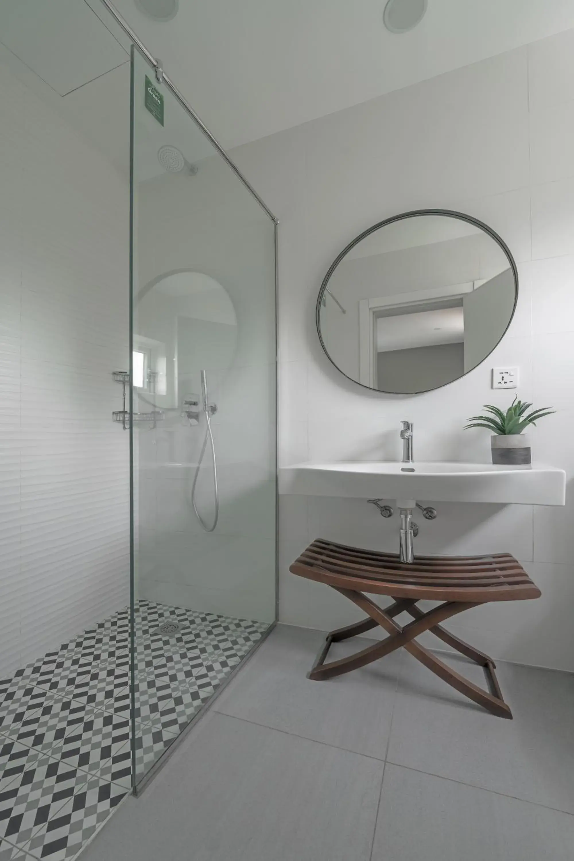 Shower in Central Hotel Ridge Shower in Central Hotel Ridge