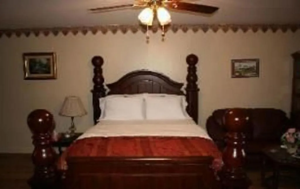 Bedroom, Bed in Susan's Cottages