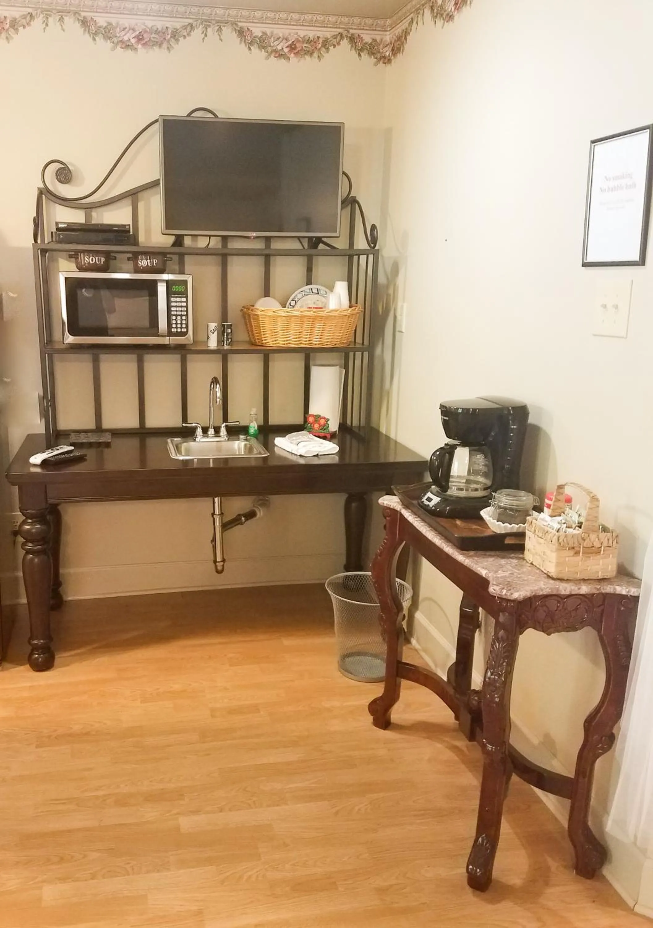 Kitchen or kitchenette in Susan's Cottages