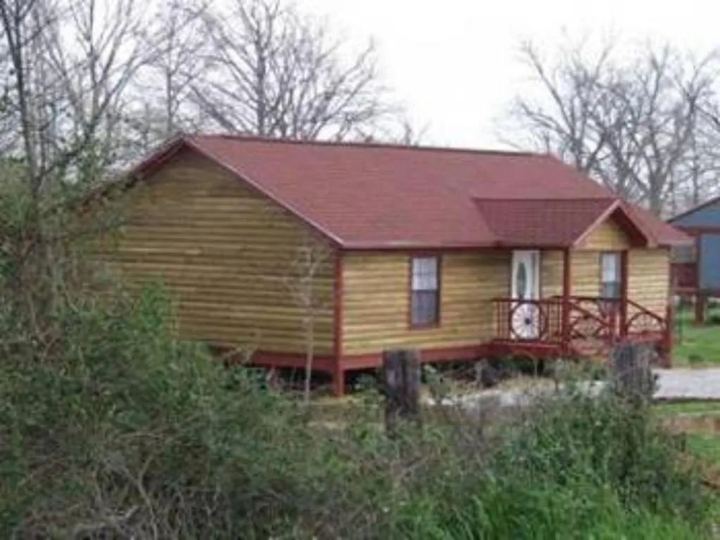 Property building in Susan's Cottages