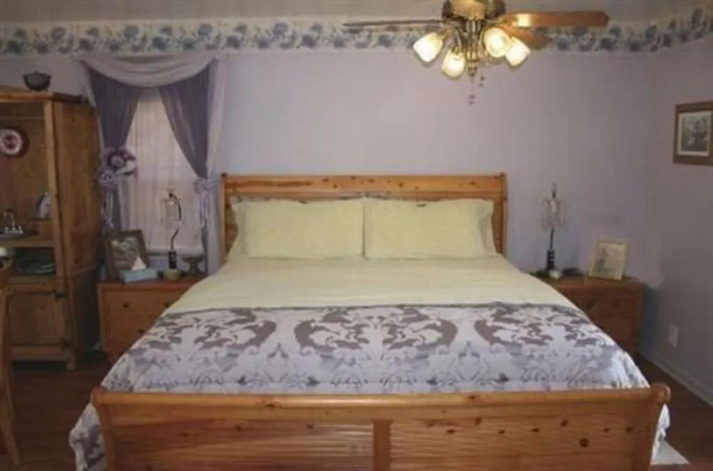 Bedroom, Bed in Susan's Cottages