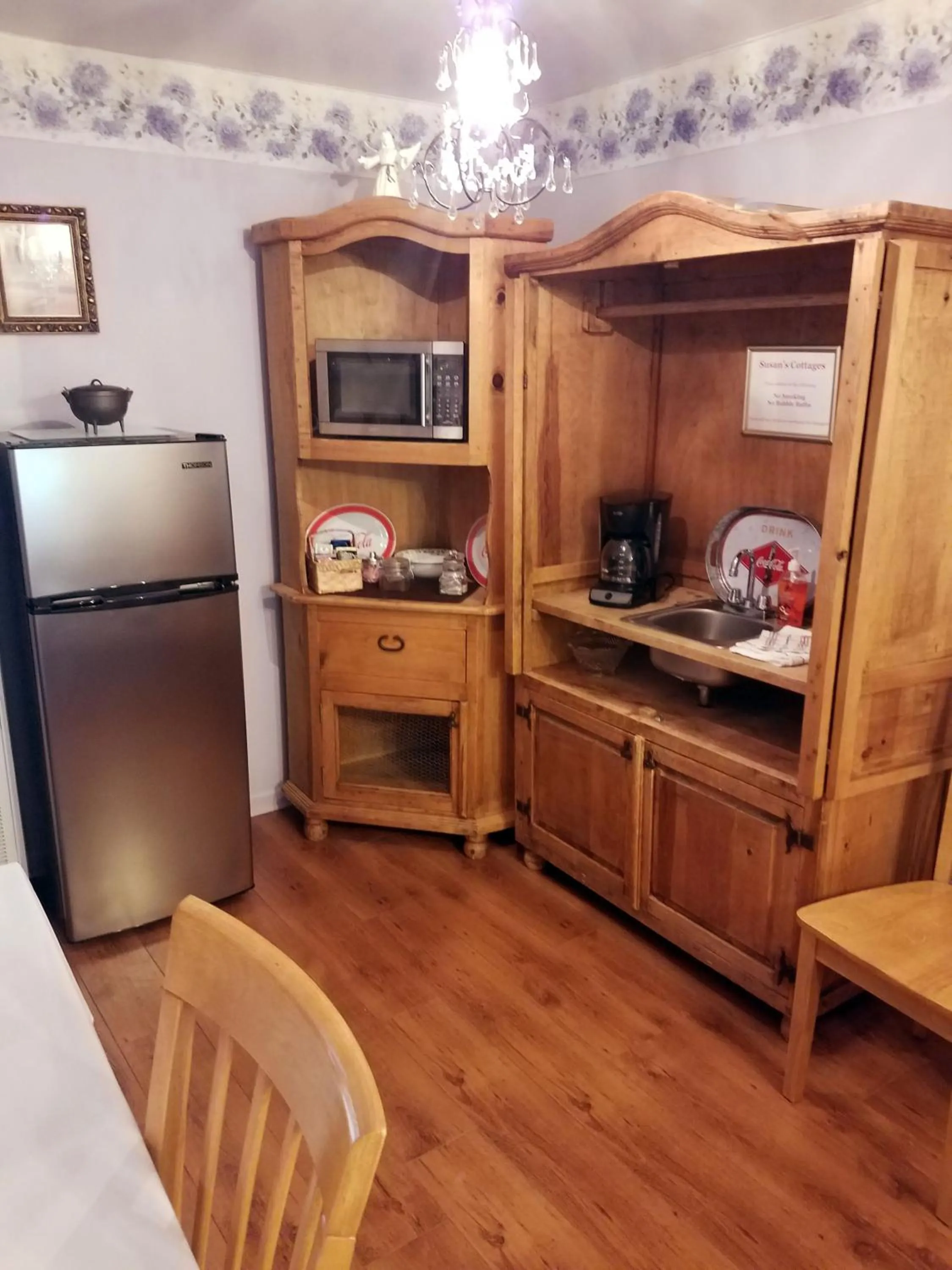 Kitchen or kitchenette in Susan's Cottages
