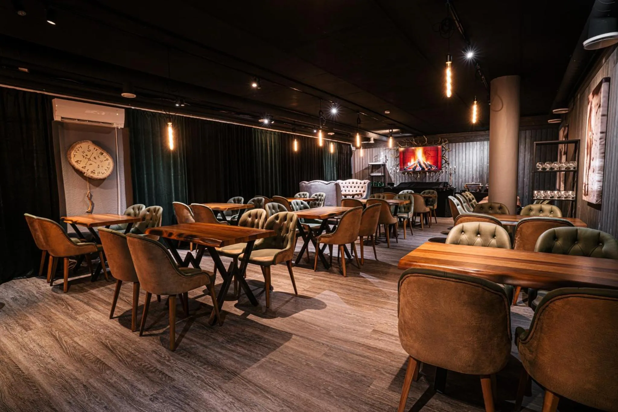 Restaurant/places to eat in Levi Black Apartments