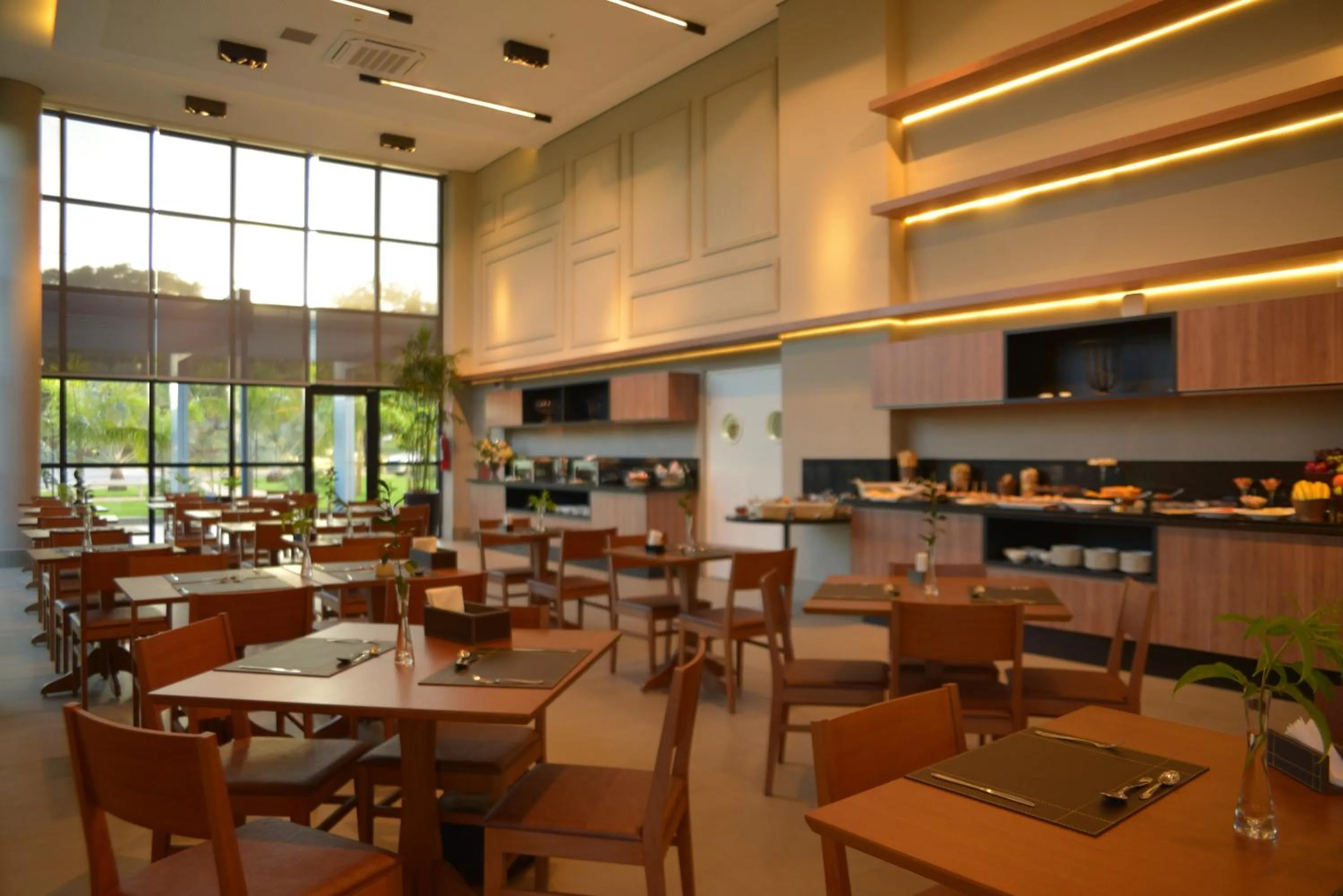 Restaurant/places to eat in Hplus Premium Palmas